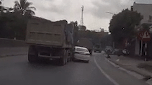 Xe tai mat lai tong oto chay cung chieu hinh anh