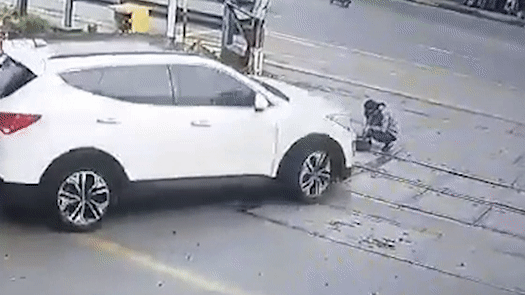 Nu nhan vien duong sat bi cuon vao gam oto hinh anh