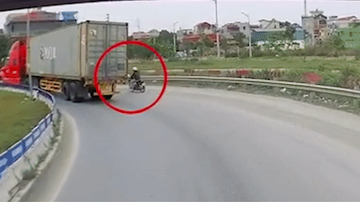 Tai xe xe may tu nga khi vao cua hinh anh