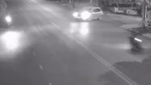 Tai xe xe may nguy kich khi tong oto o nga tu hinh anh