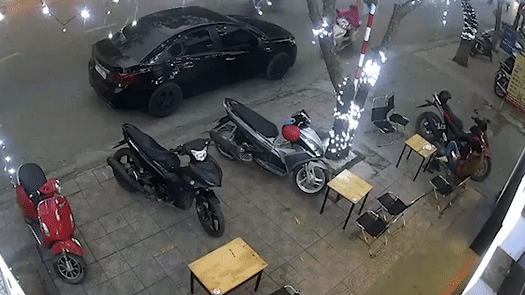 Me lo denh, em be van tay ga lao xe len le hinh anh