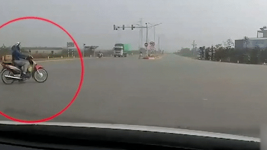 Vuot den do, nam thanh nien va vao oto nga vang ra duong hinh anh