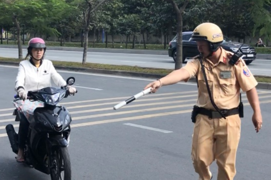 Nguoi tham gia giao thong TP.HCM bat ngo truoc muc phat moi hinh anh