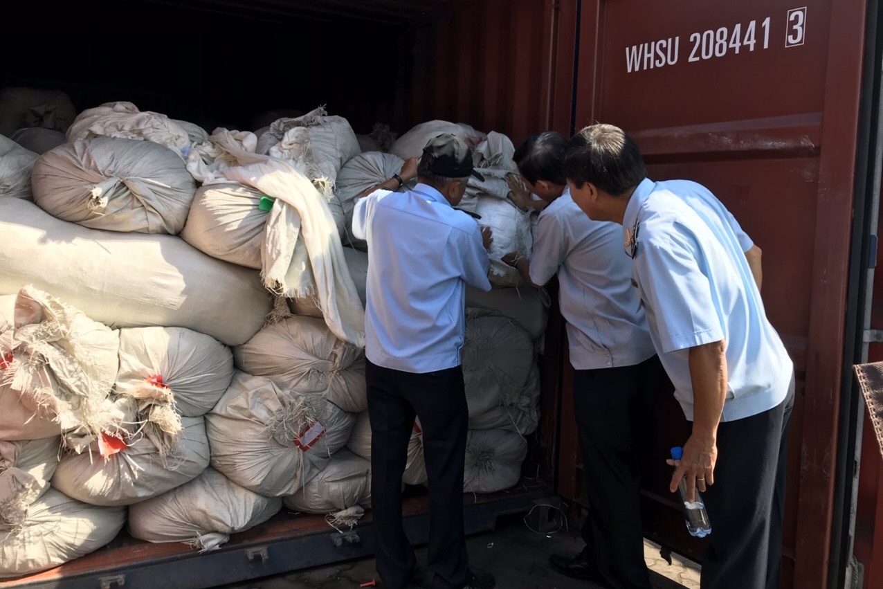 bat xe container cho nem Trung Quoc anh 1