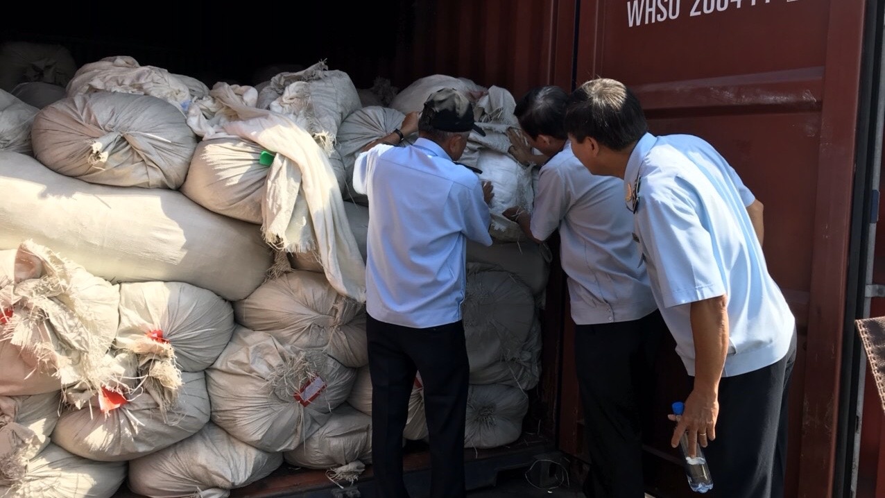 Chan 3 xe container cho hang Trung Quoc gia xuat xu Viet Nam hinh anh