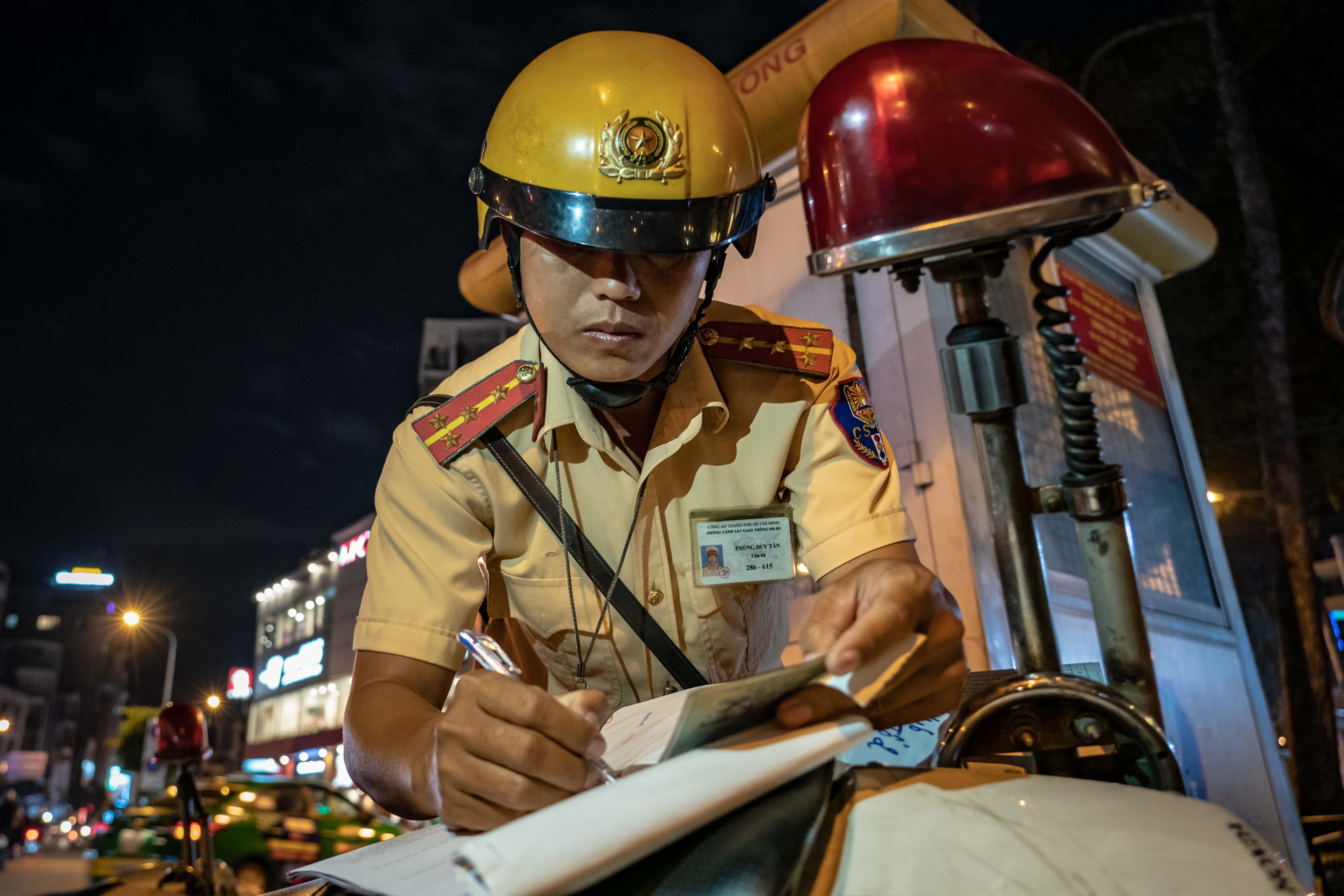 CSGT kiem tra nong do con anh 1