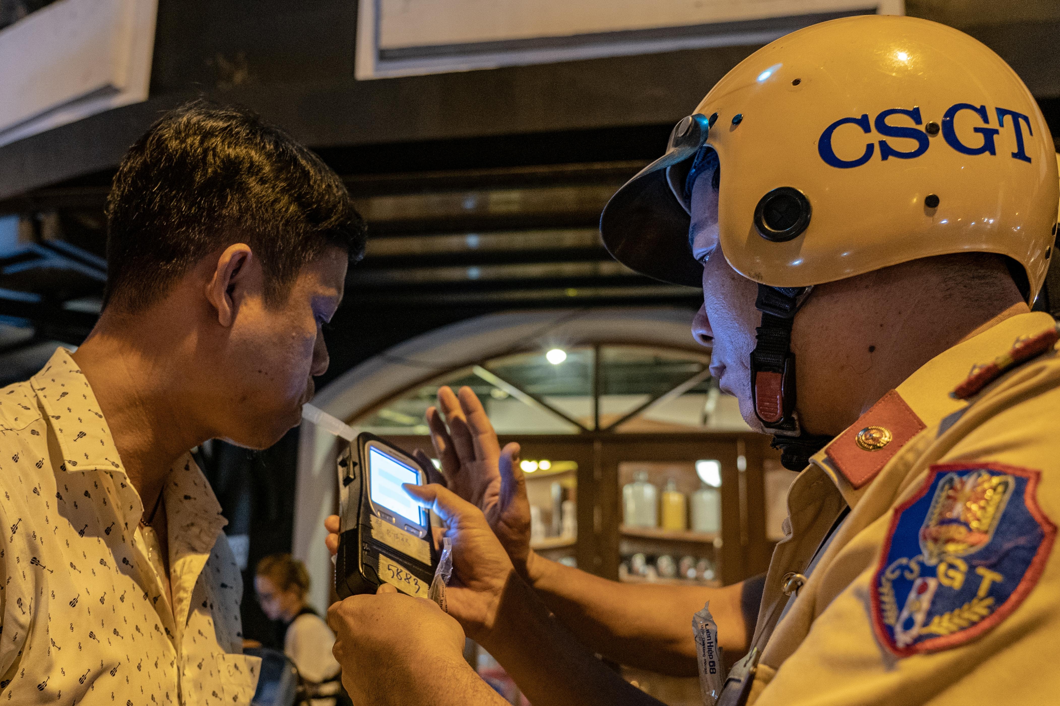 CSGT kiem tra nong do con anh 2