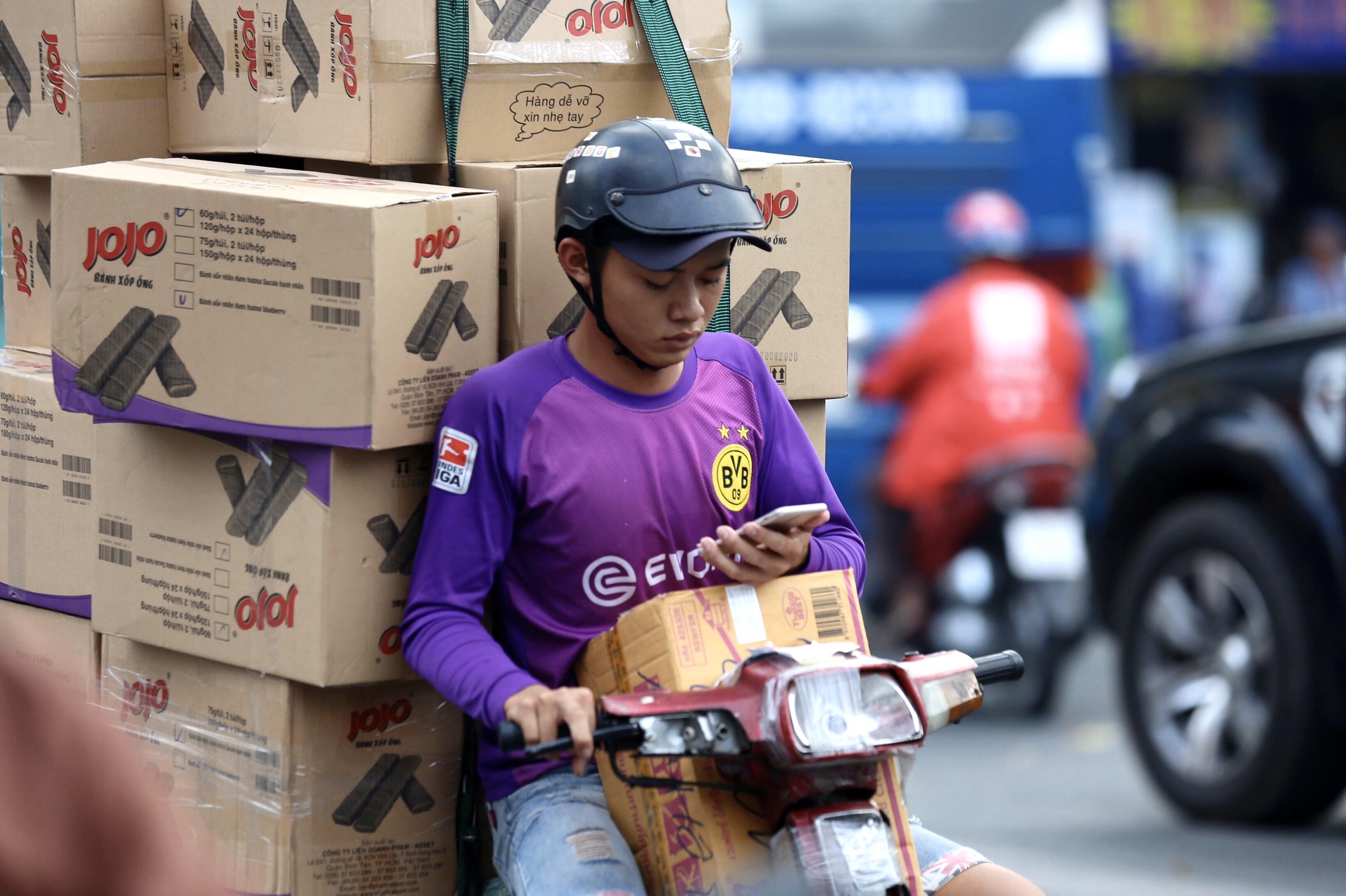 vua chay xe vua nghe dien thoai anh 7