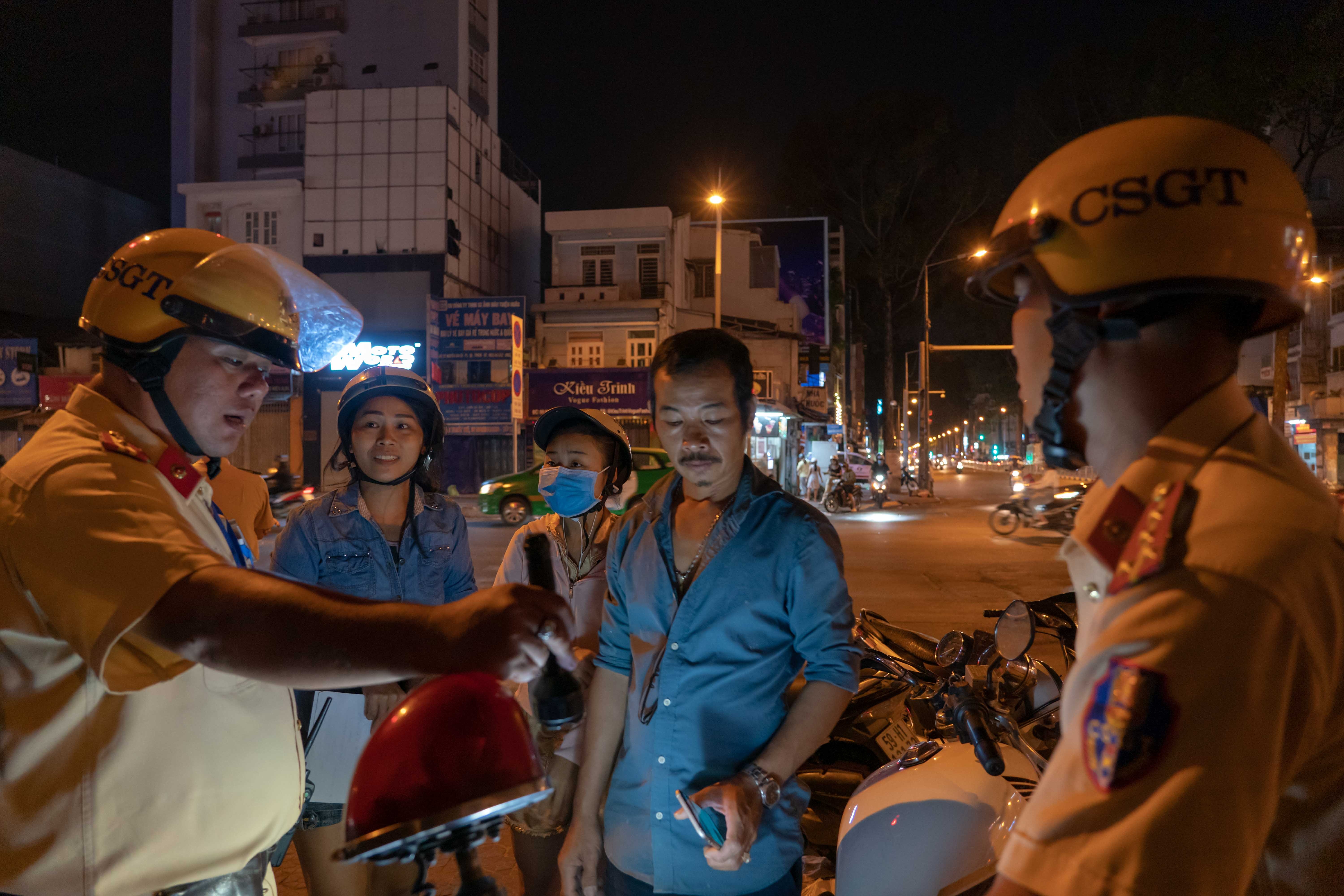 CSGT kiem tra nong do con anh 4