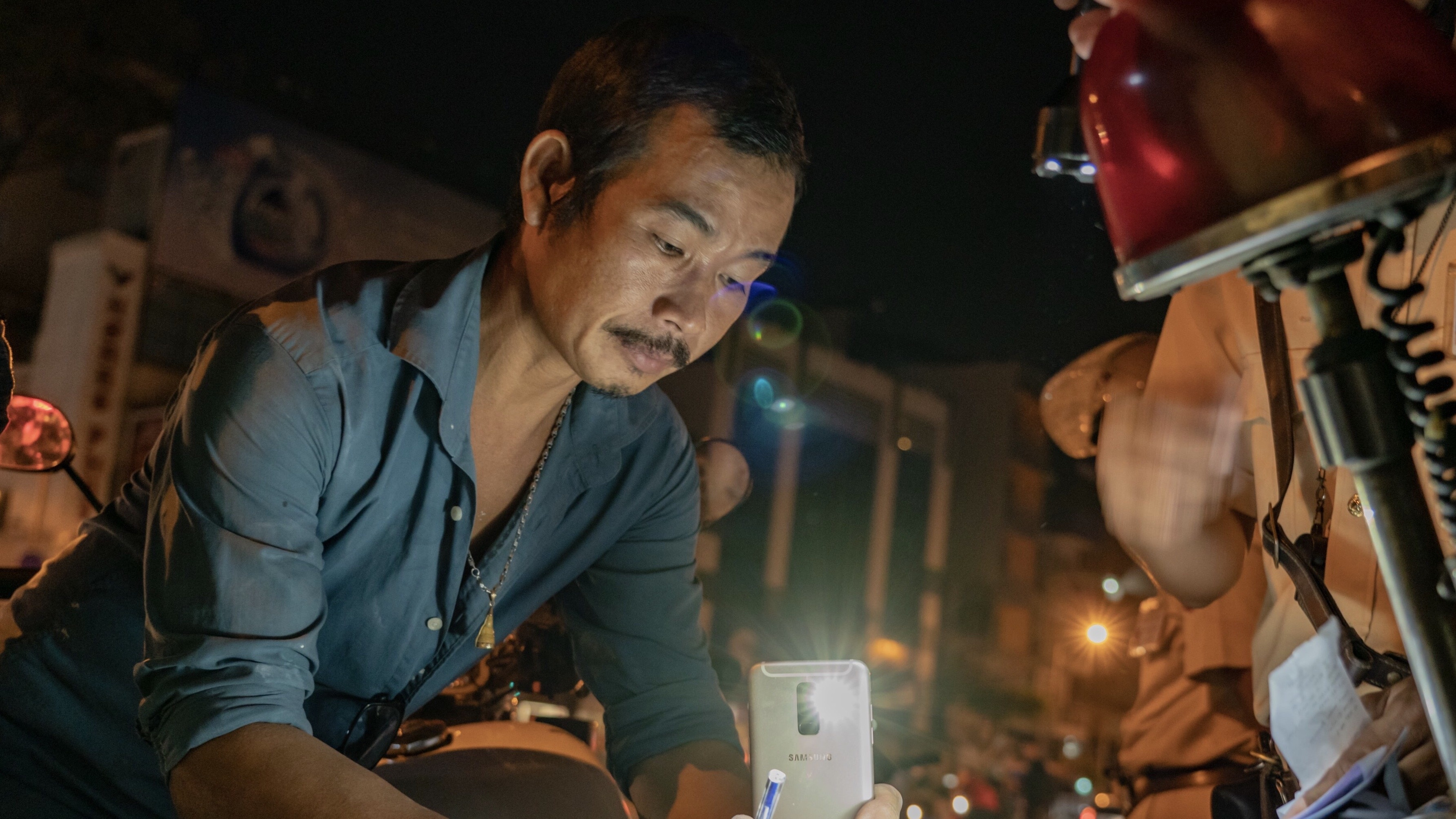 Bi phat 7,5 trieu vi uong bia, tai xe ra suc 'nan ni' CSGT hinh anh