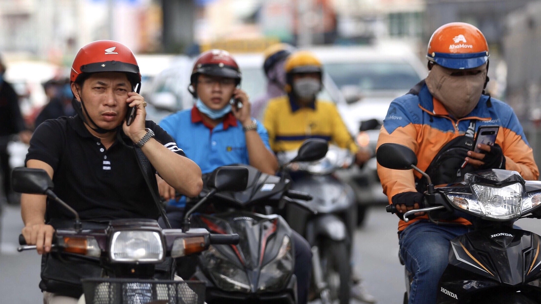 Muon kieu vua chay xe vua nghe dien thoai cua nguoi di duong hinh anh