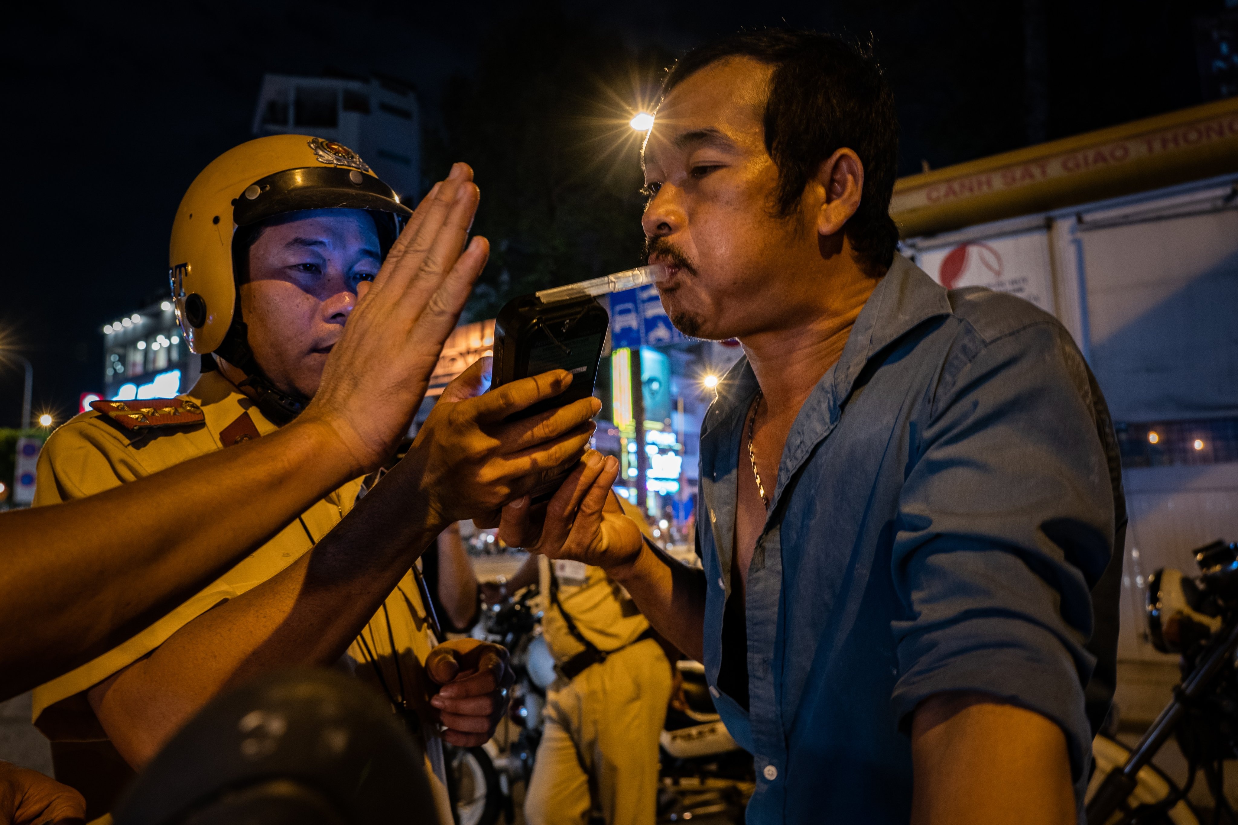 Uong 4 ly bia, tai xe bi phat 7,5 trieu dong xin CSGT xu 'nhe tay' hinh anh