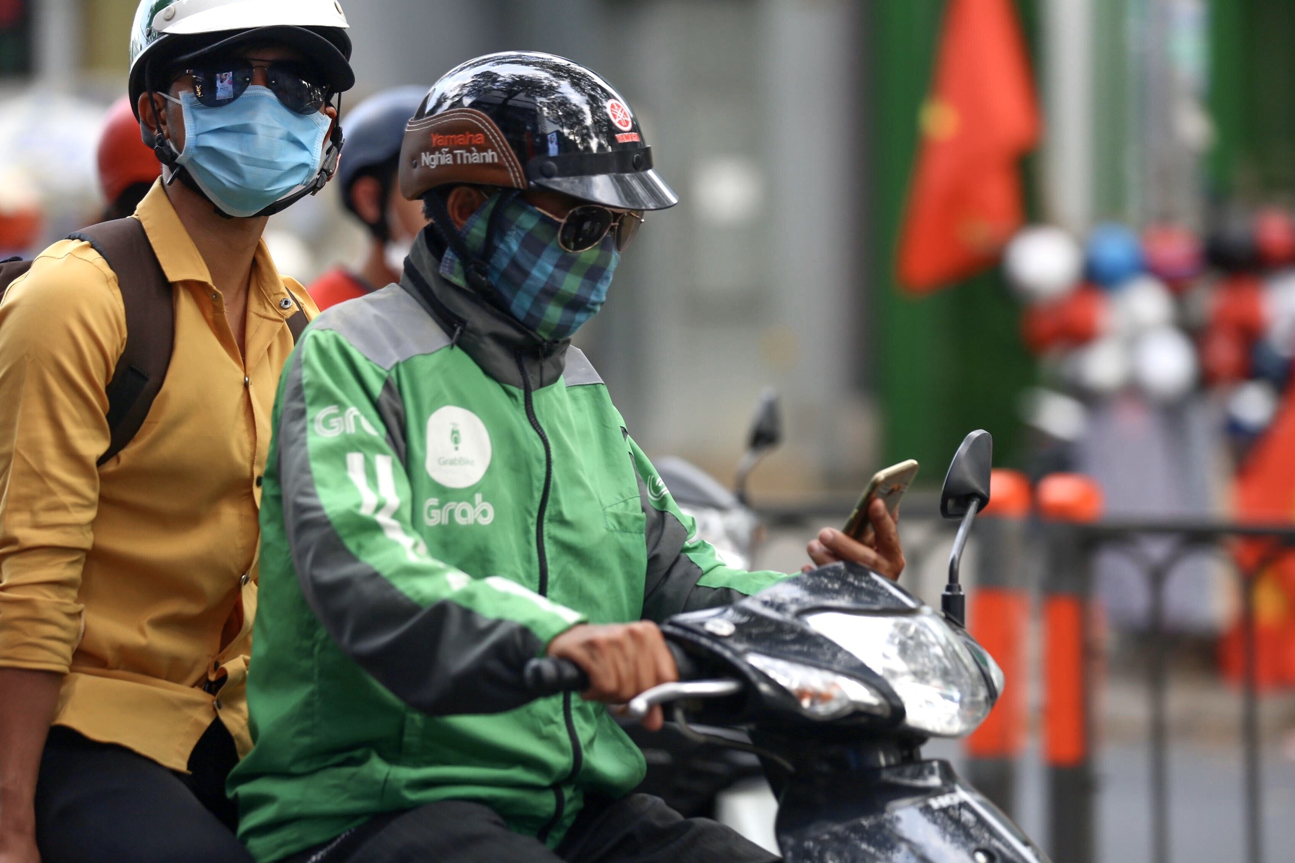 vua chay xe vua nghe dien thoai anh 8