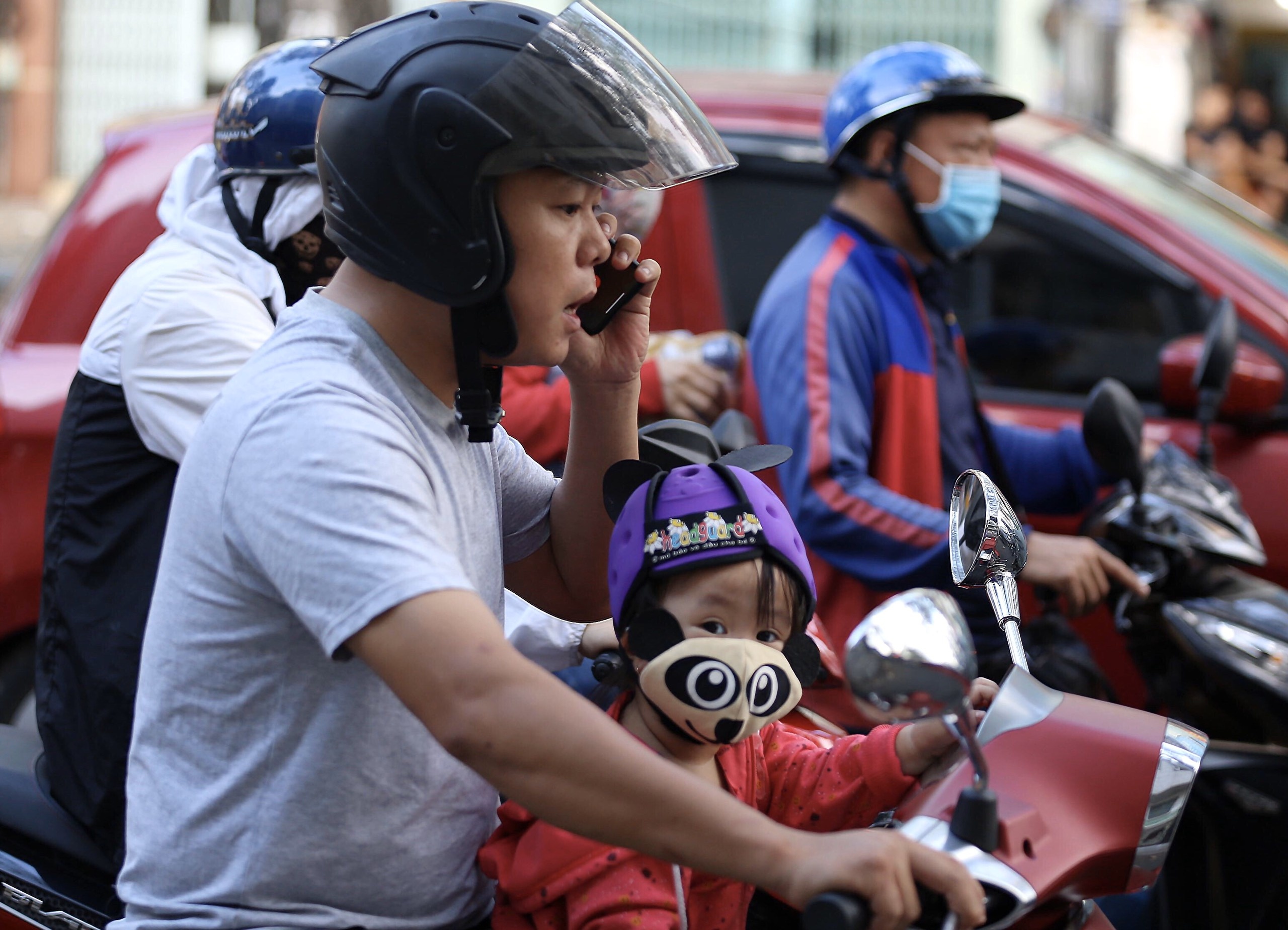 vua chay xe vua nghe dien thoai anh 4