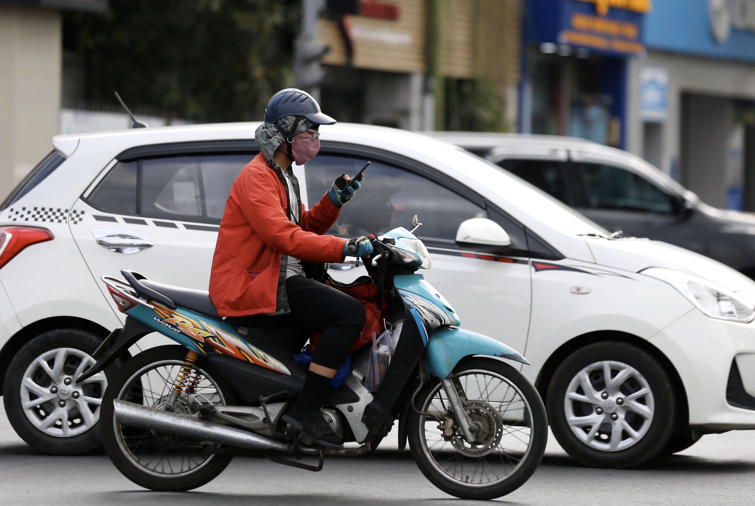 vua chay xe vua nghe dien thoai anh 12