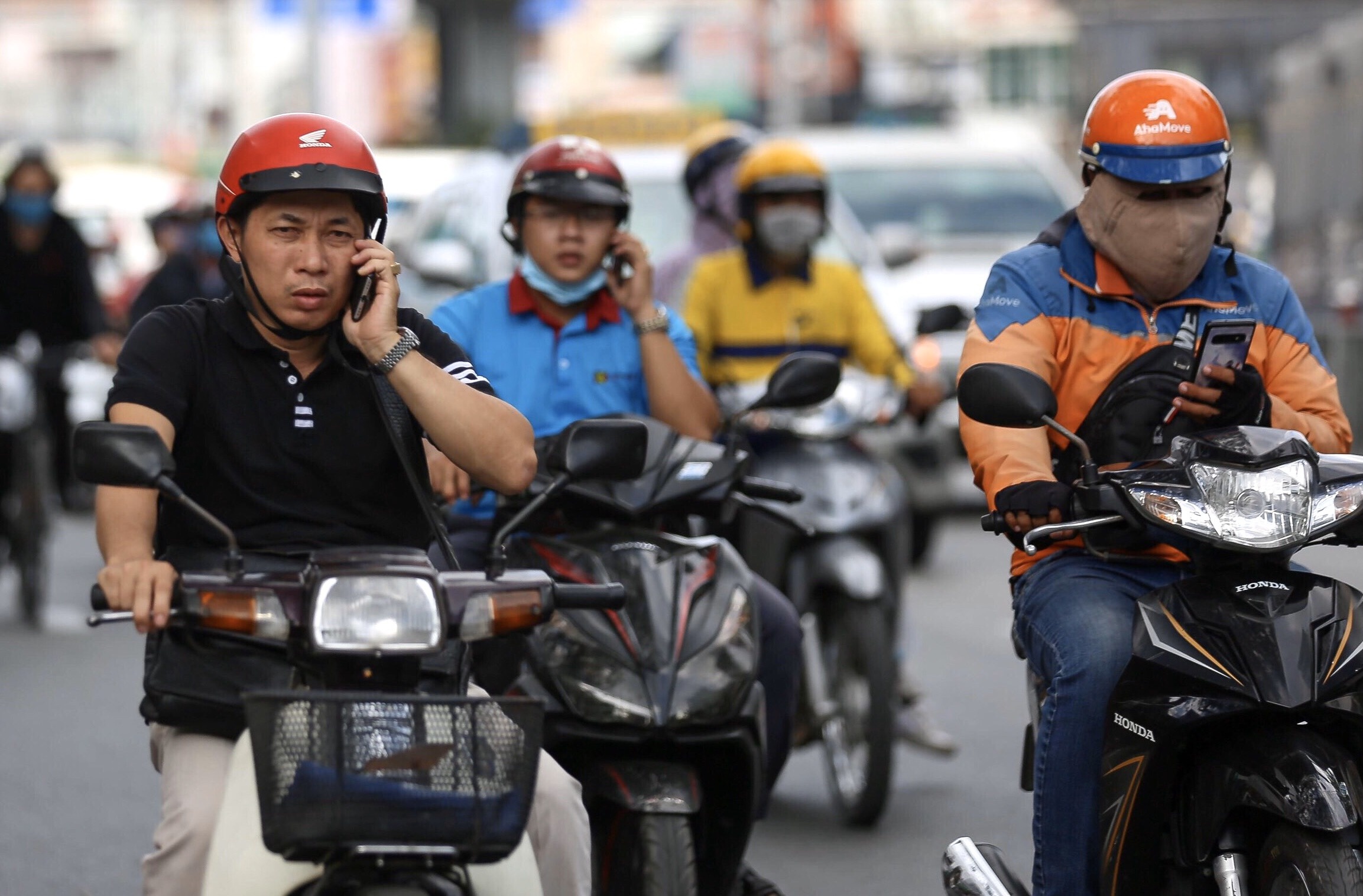 vua chay xe vua nghe dien thoai anh 1