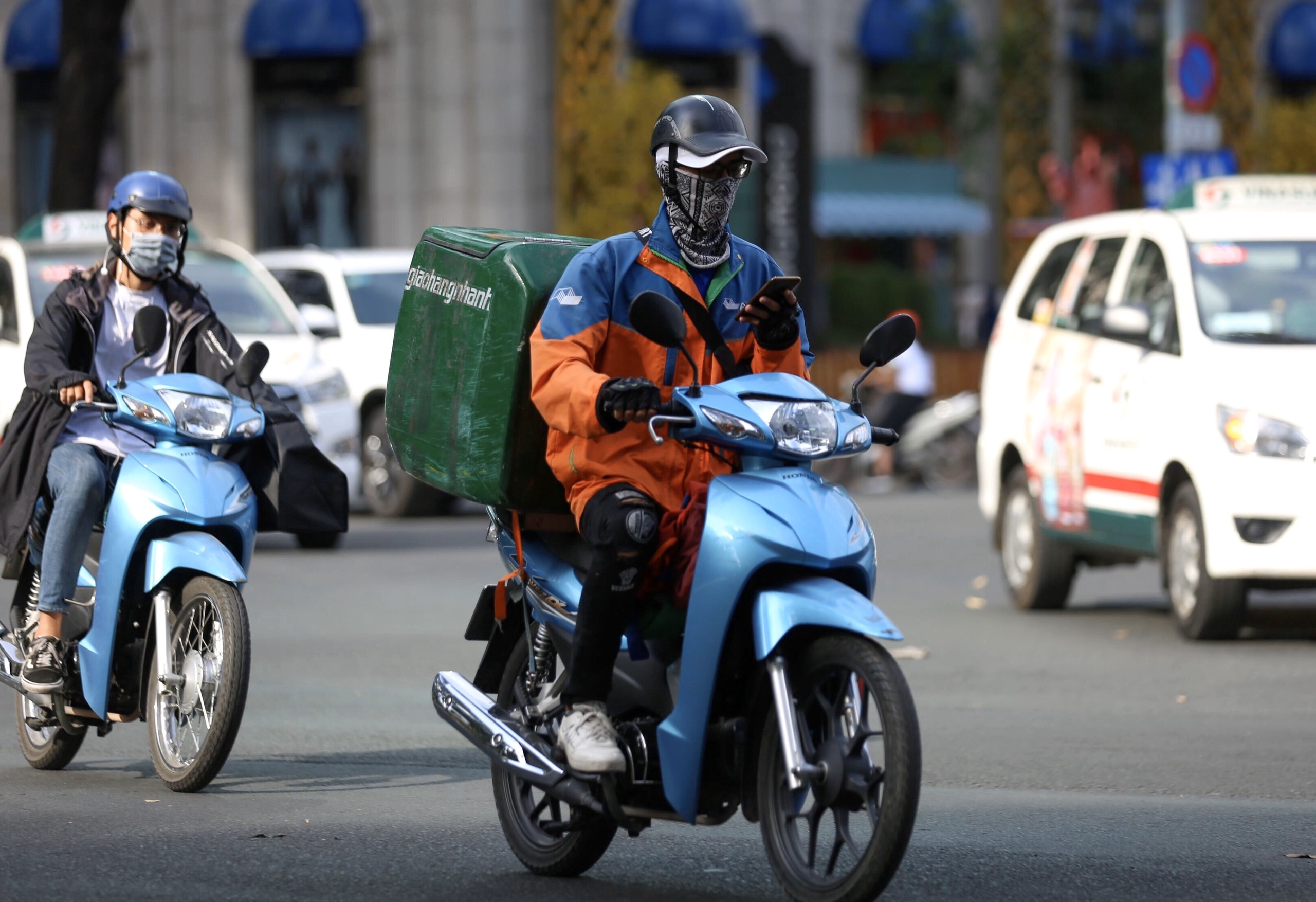 vua chay xe vua nghe dien thoai anh 10