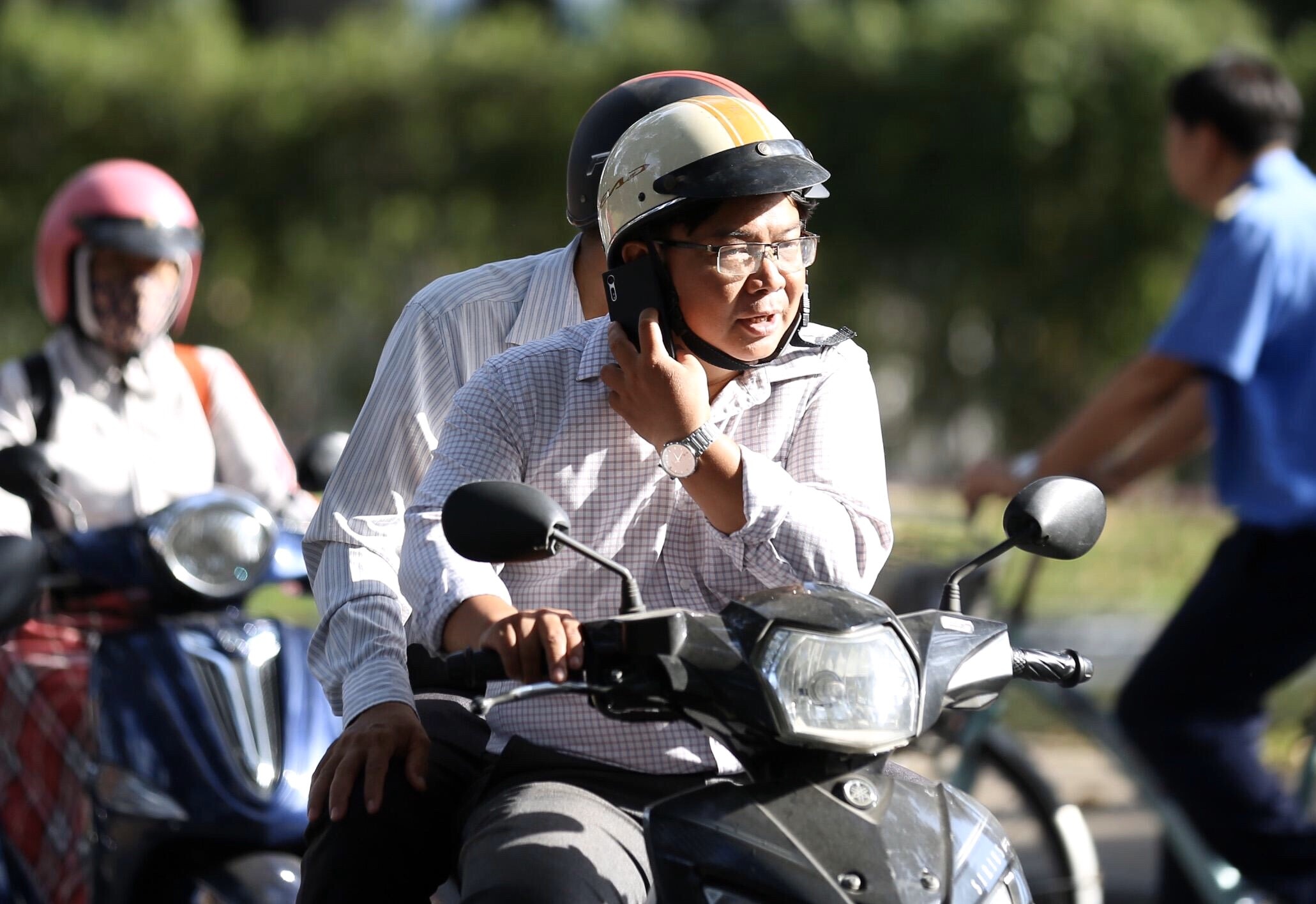 vua chay xe vua nghe dien thoai anh 2