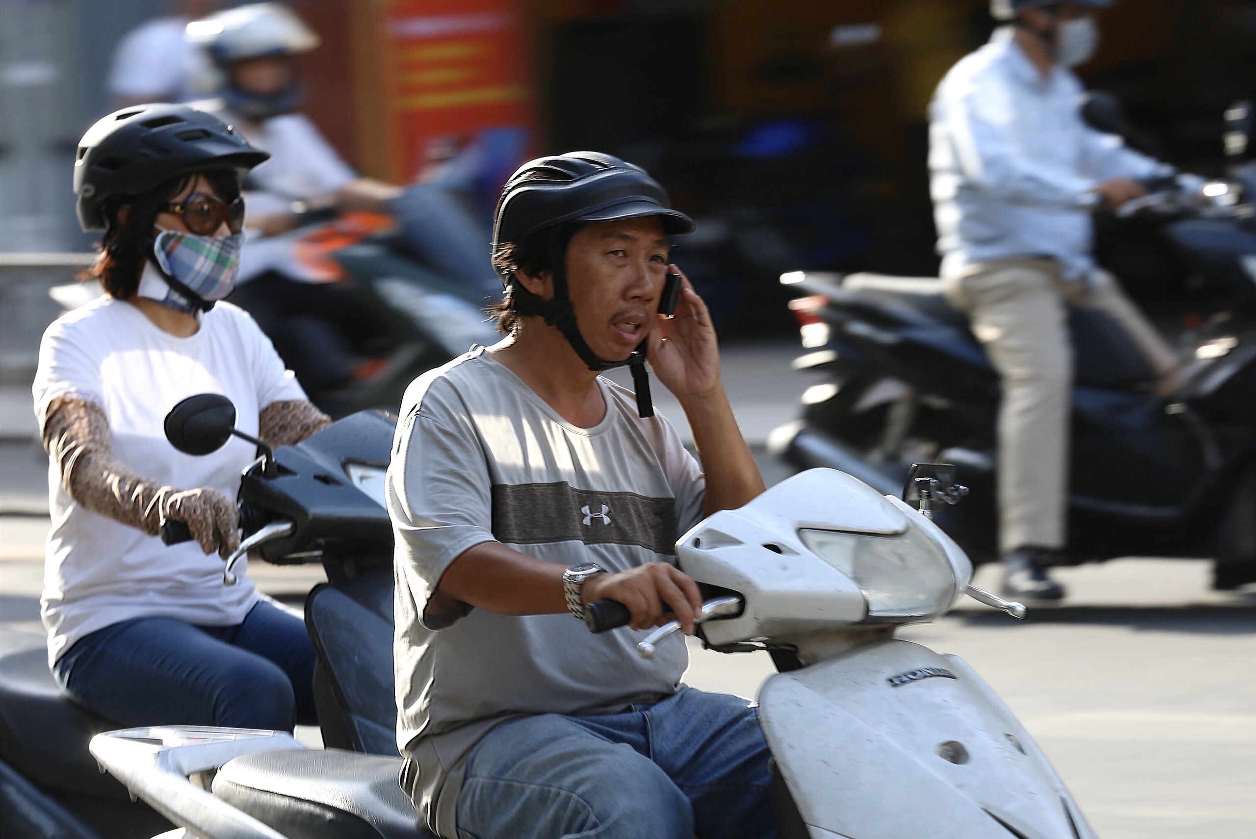 vua chay xe vua nghe dien thoai anh 13