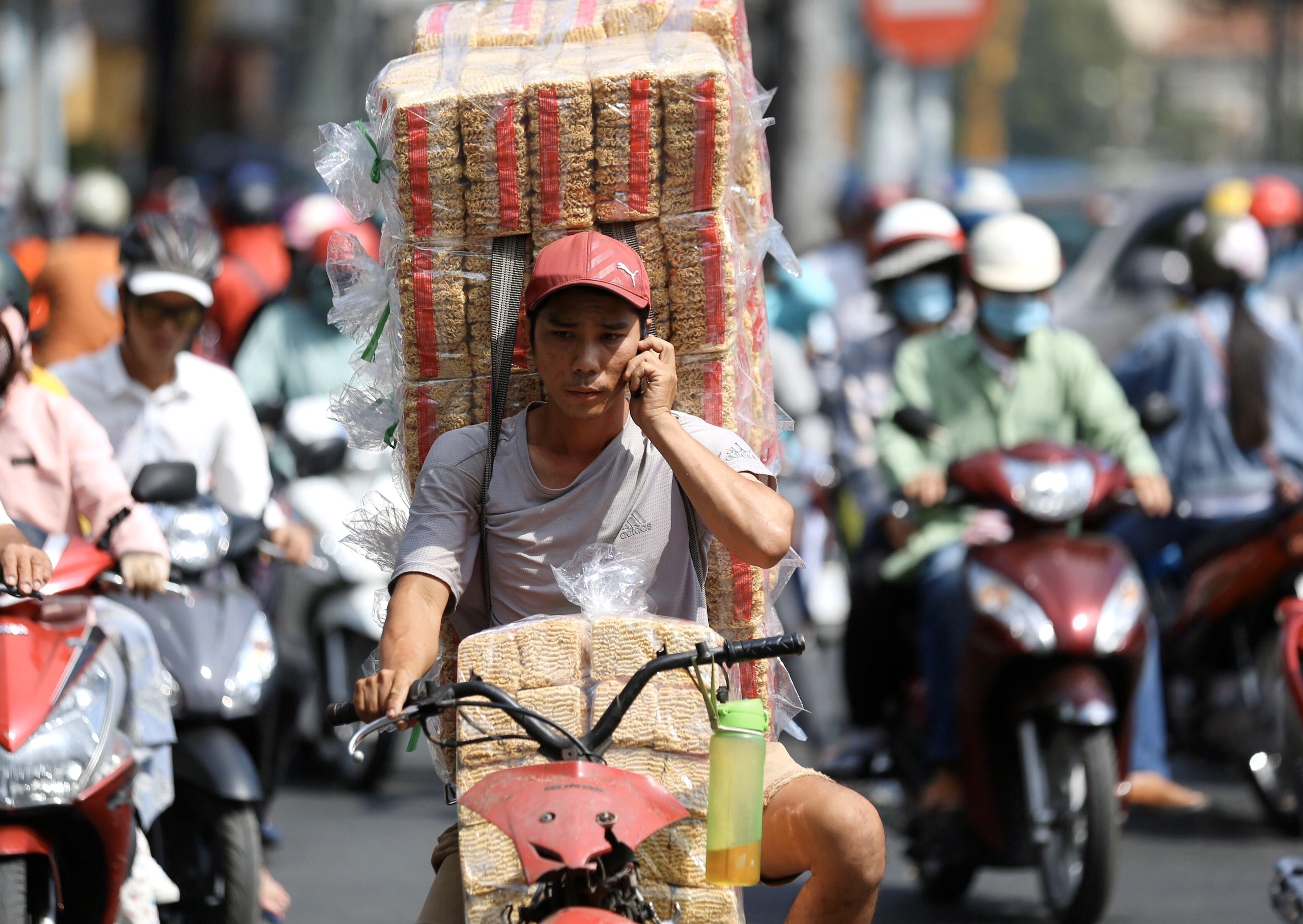 vua chay xe vua nghe dien thoai anh 3