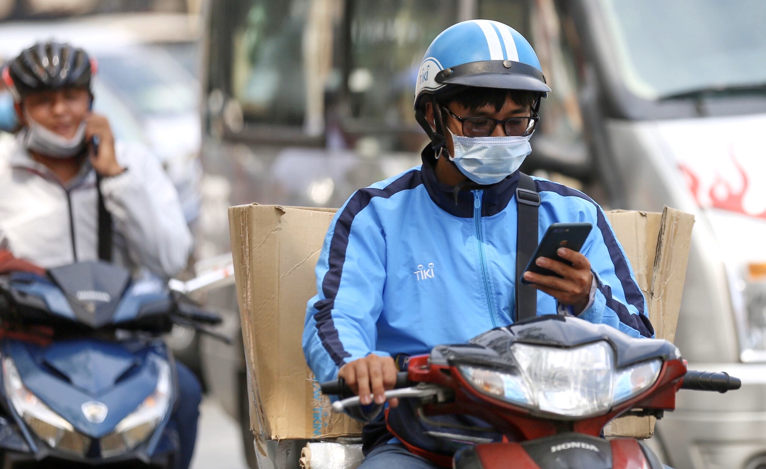 vua chay xe vua nghe dien thoai anh 6