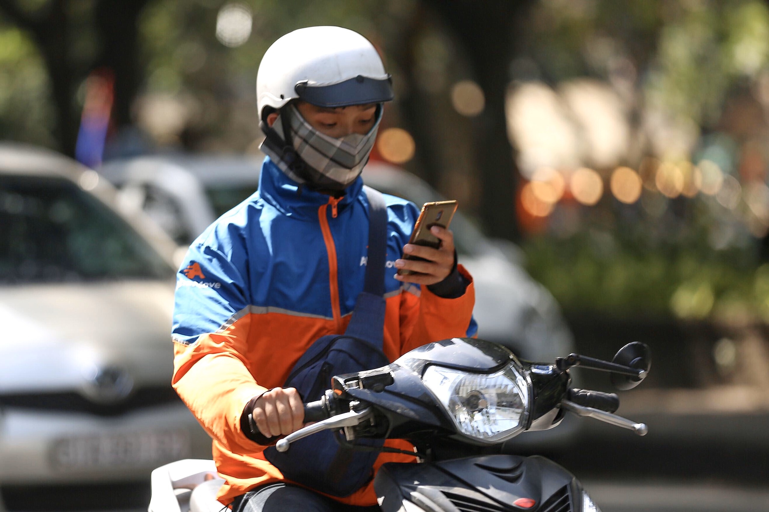 vua chay xe vua nghe dien thoai anh 11