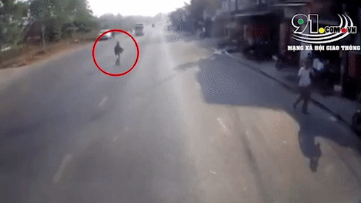 Mot phu nu thoat chet trong gang tac truoc dau xe bon hinh anh