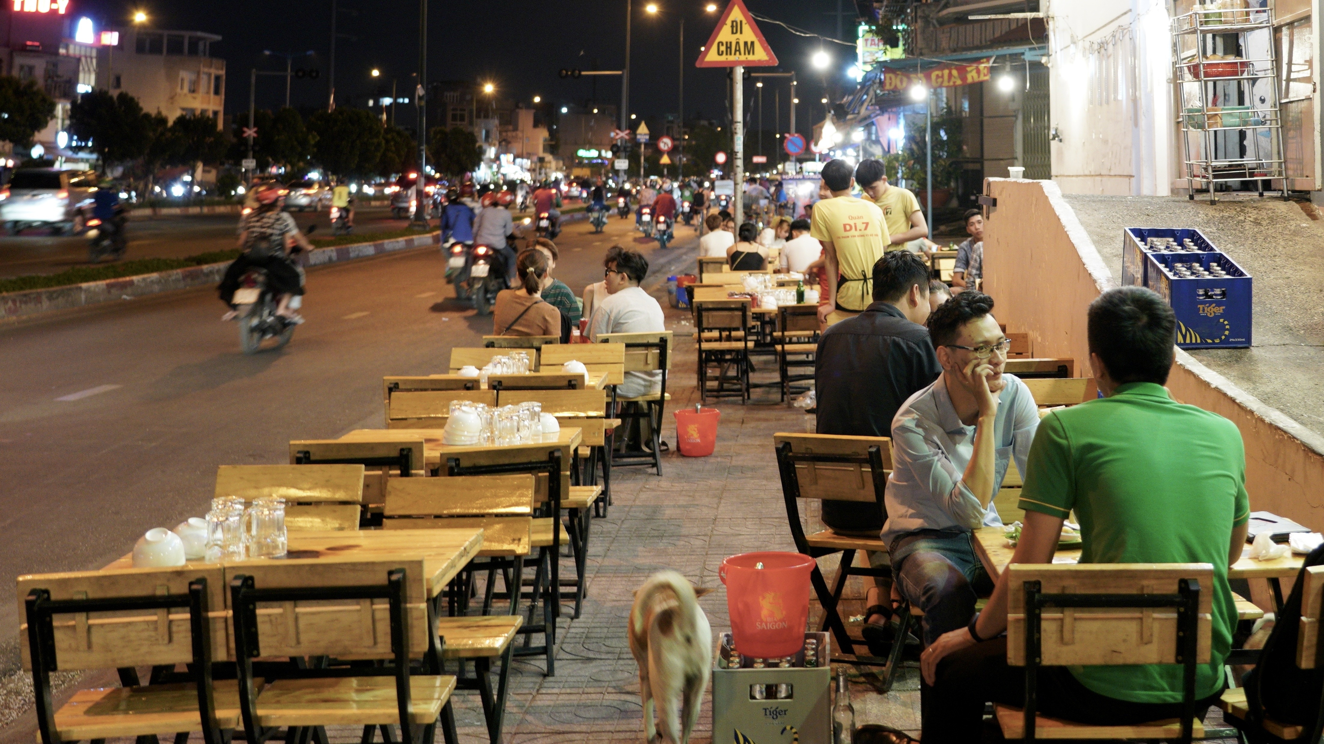 Pho nhau TP.HCM diu hiu, dan nhau 'tram phan tram' bang nuoc ngot hinh anh