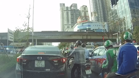 Tai xe GrabBike bat tinh khi dung den do hinh anh