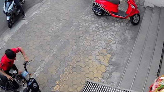 Xe dap dien bi trom du phu bat kin hinh anh