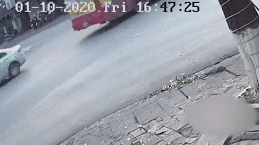 Nguoi phu nu tu vong vi bi cuon vao gam xe tai hinh anh