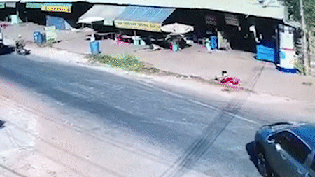 Xe ban tai bi tong nat dau vi sang duong au hinh anh