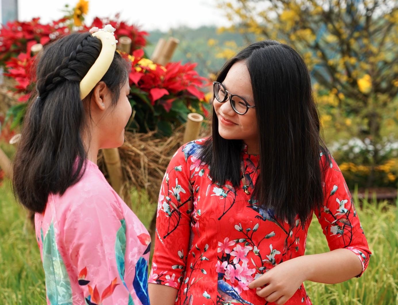 Duong hoa Phu My Hung dong kin khach tham quan hinh anh