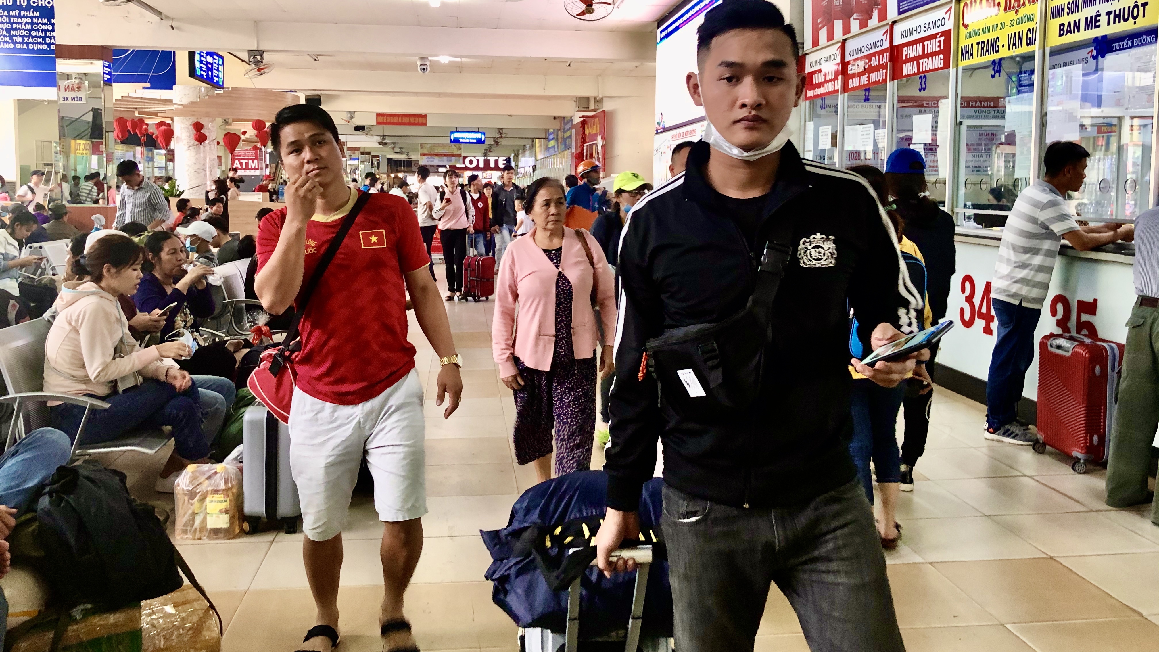 Cho nua ngay o Ben xe Mien Dong de mua ve ve que an Tet hinh anh