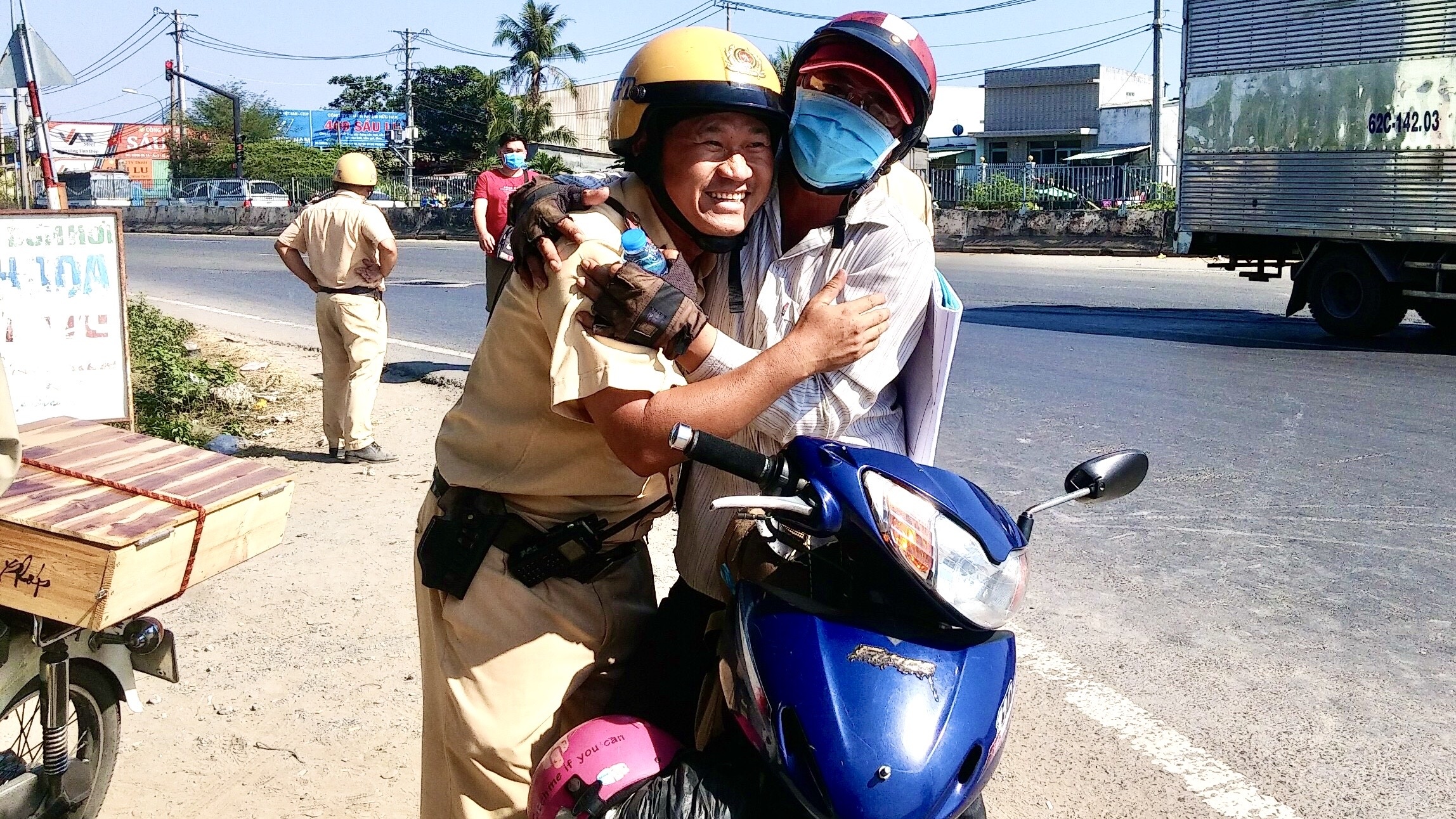 Nguoi dan vui mung nhan nuoc cua CSGT tren duong ve que an Tet hinh anh