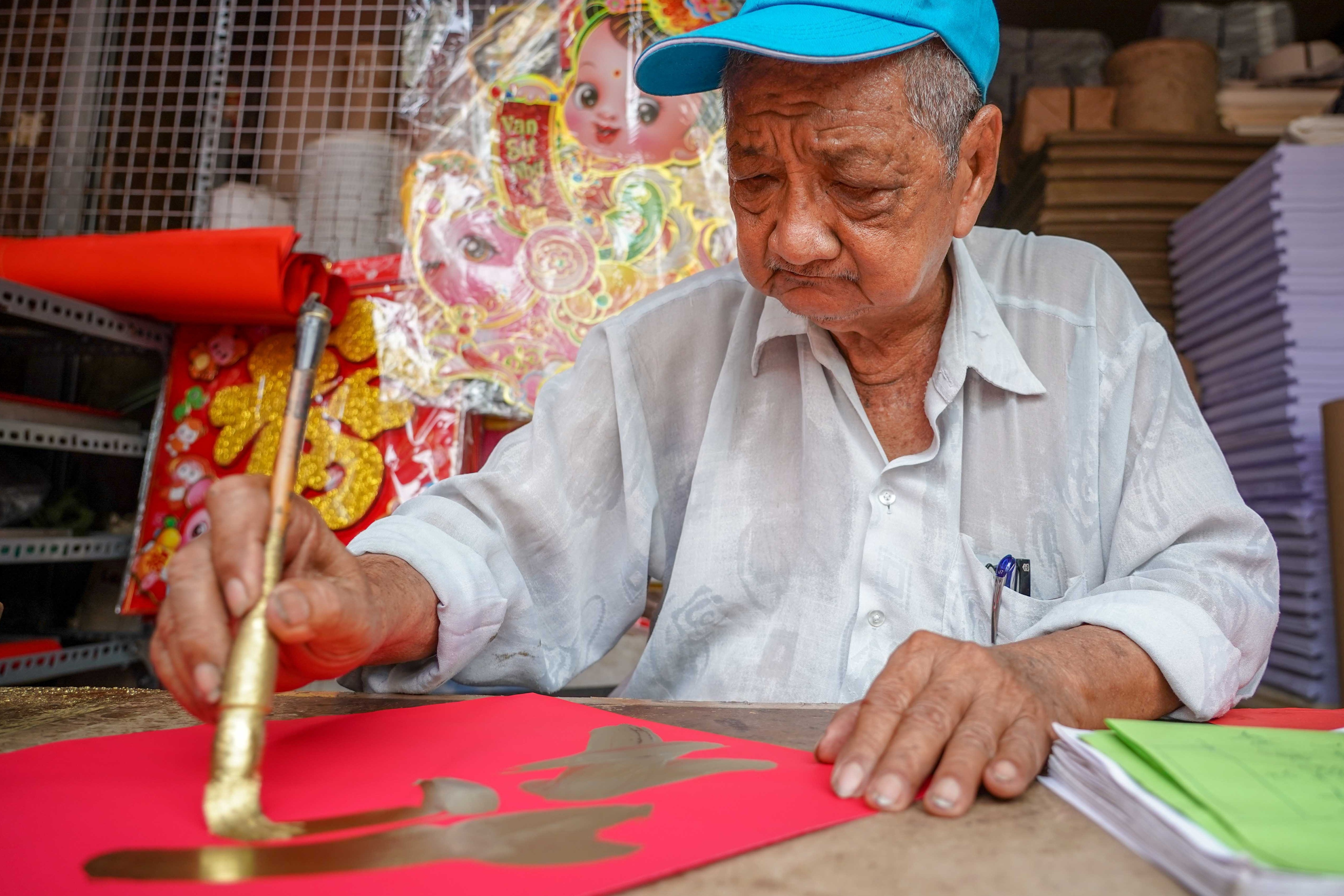 Ong do o TP.HCM hon 60 nam gan bo voi con chu hinh anh