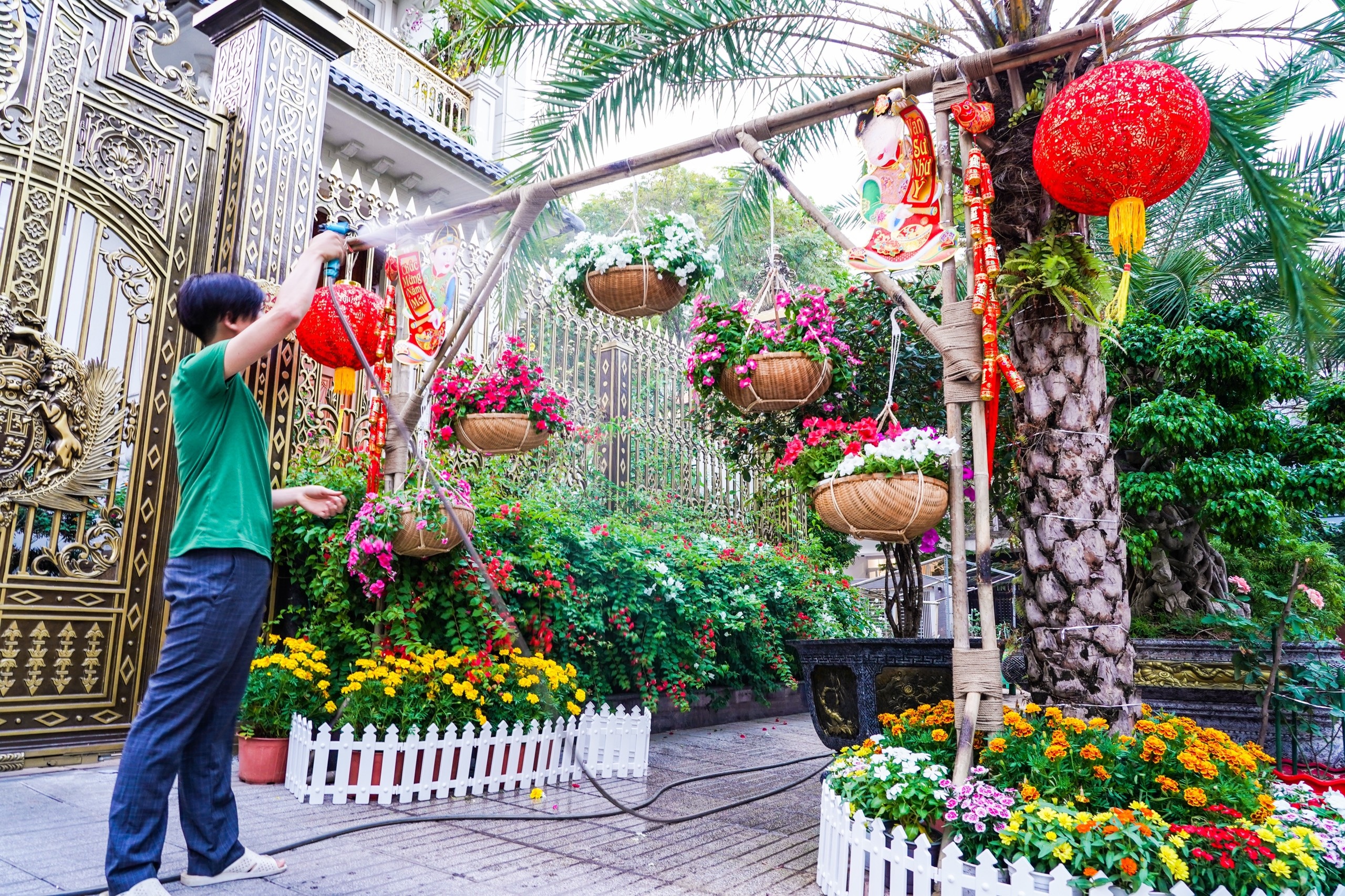 Canh trang hoang don Tet tai pho nha giau TP.HCM hinh anh