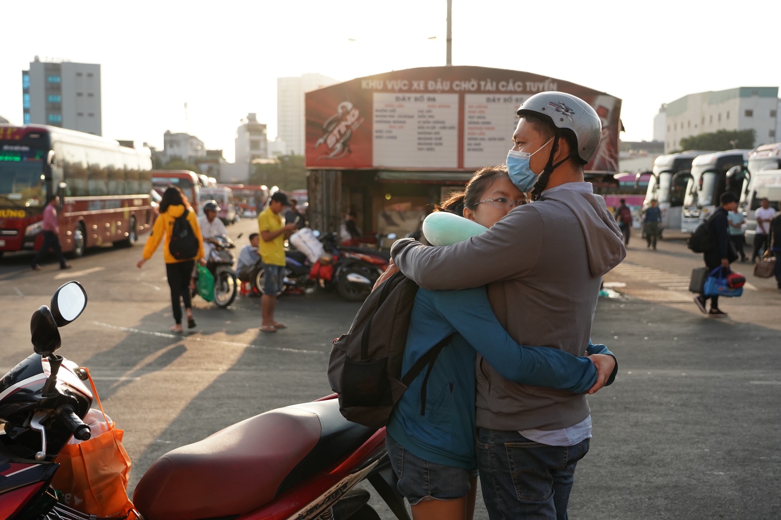 Doi lua om chat tien nhau ve que an Tet hinh anh