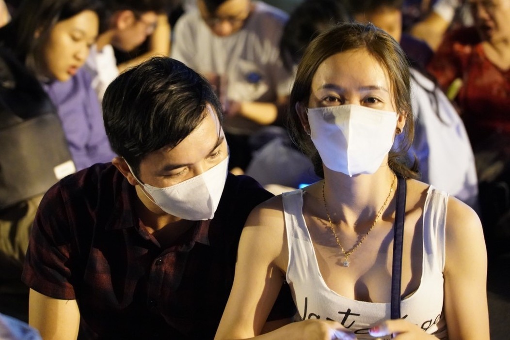 Deo khau trang cho phao hoa o pho di bo Nguyen Hue vi so virus corona hinh anh