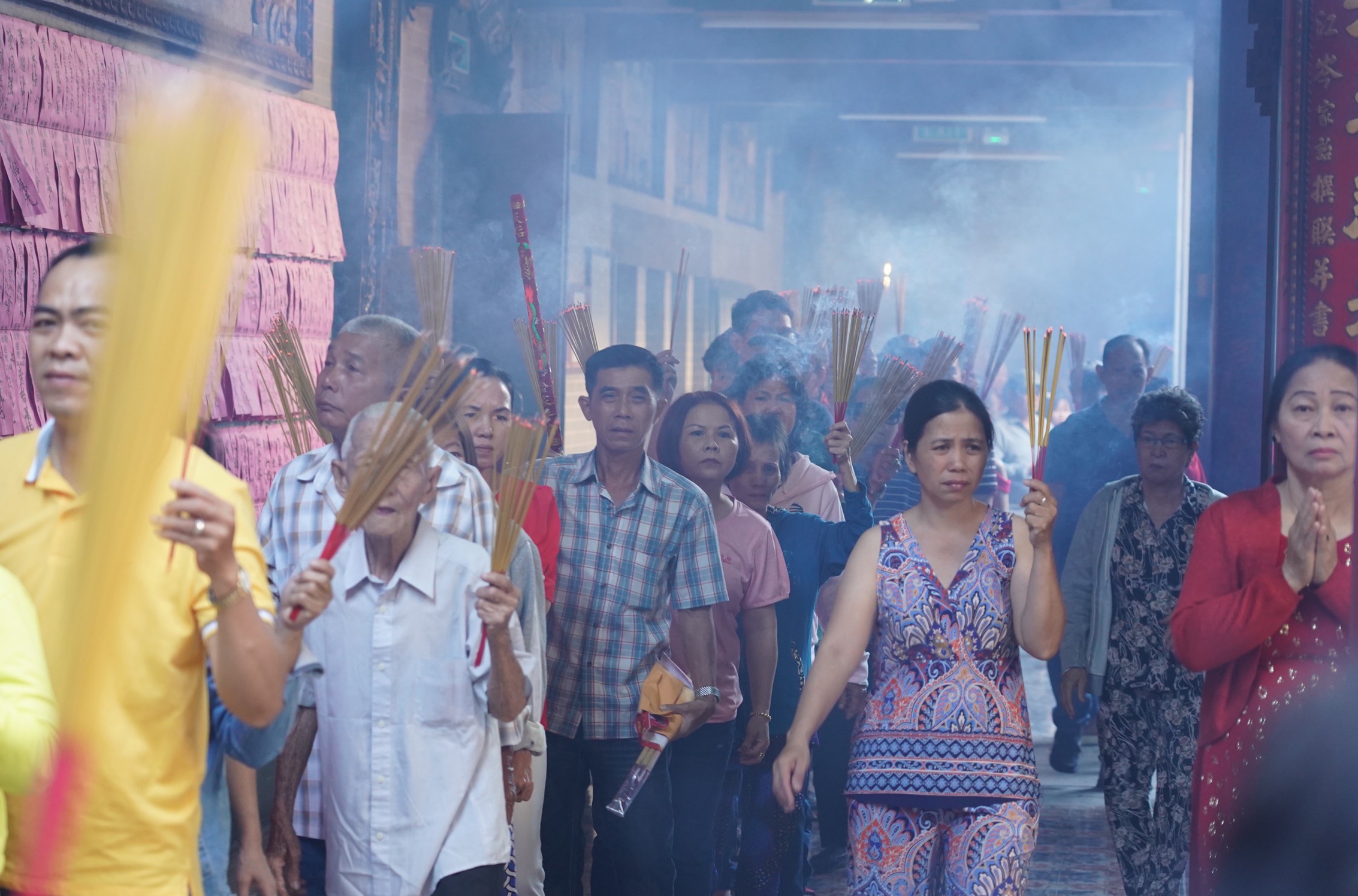 Ngoi chua nguoi Hoa lau doi nhat TP.HCM kin nguoi den le ngay Tet hinh anh