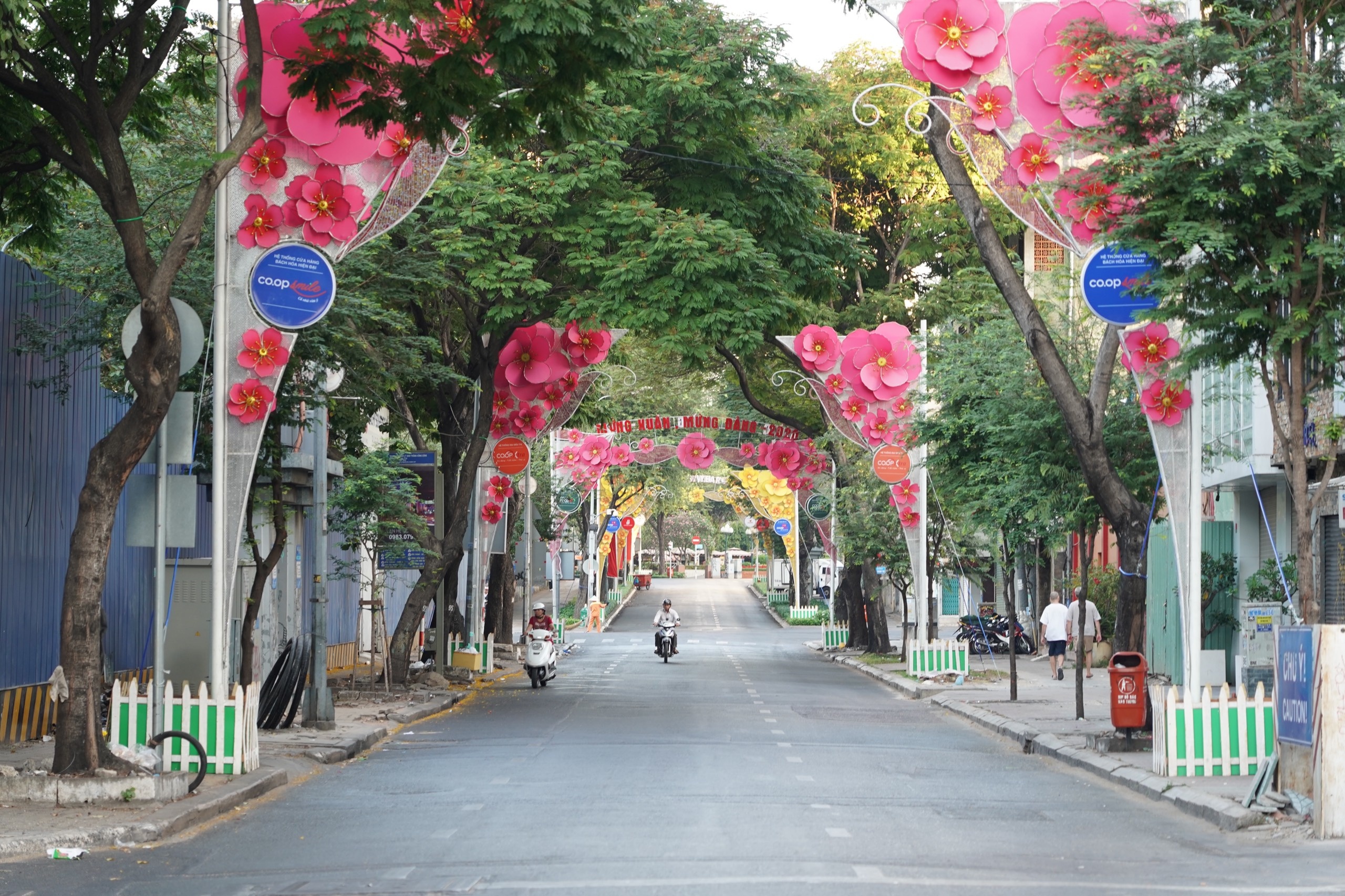 Pho xa TP.HCM vang lang, yen binh ngay dau nam moi hinh anh