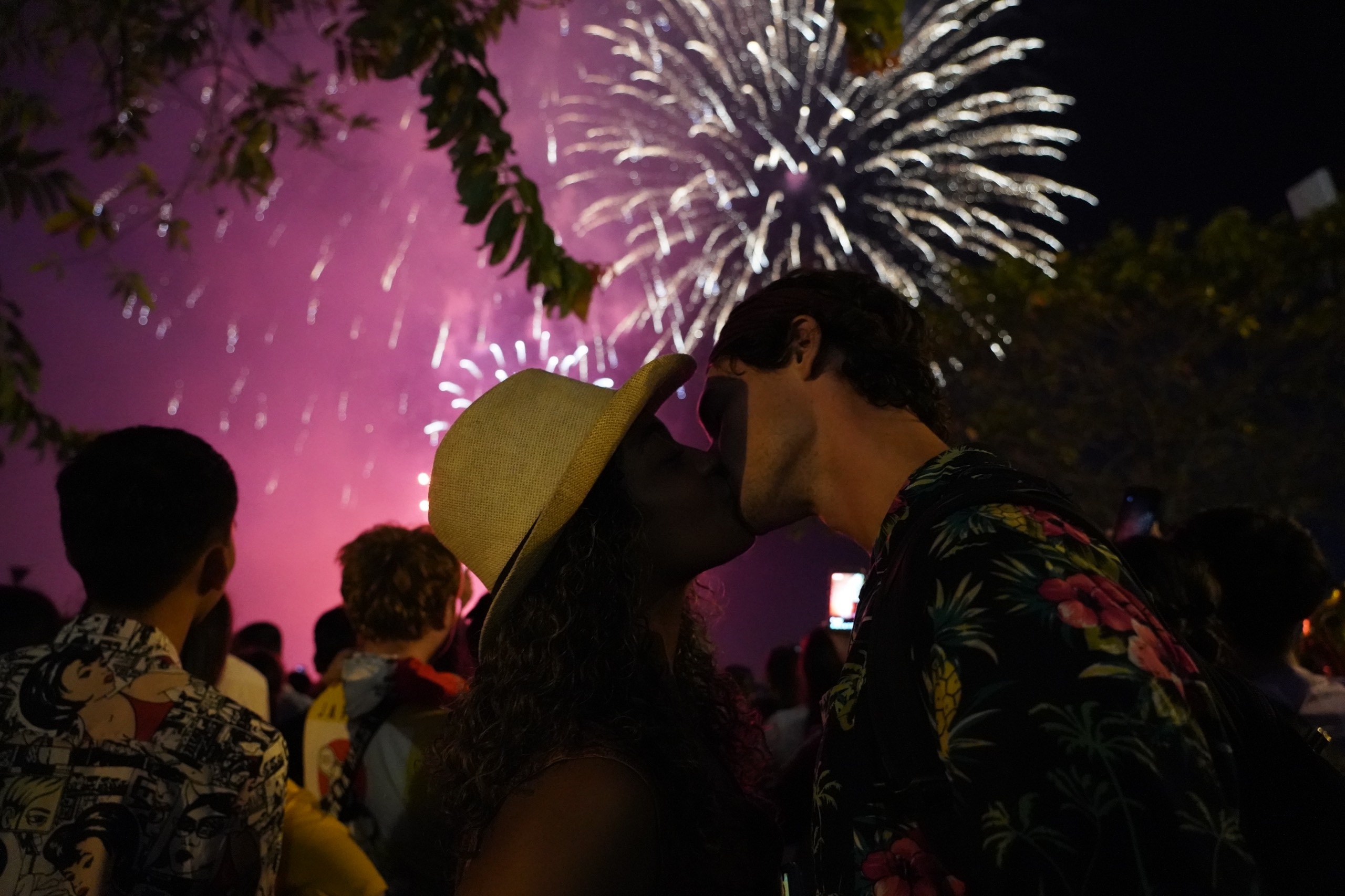 Doi lua trao nhau nu hon vao thoi khac giao thua o TP.HCM hinh anh