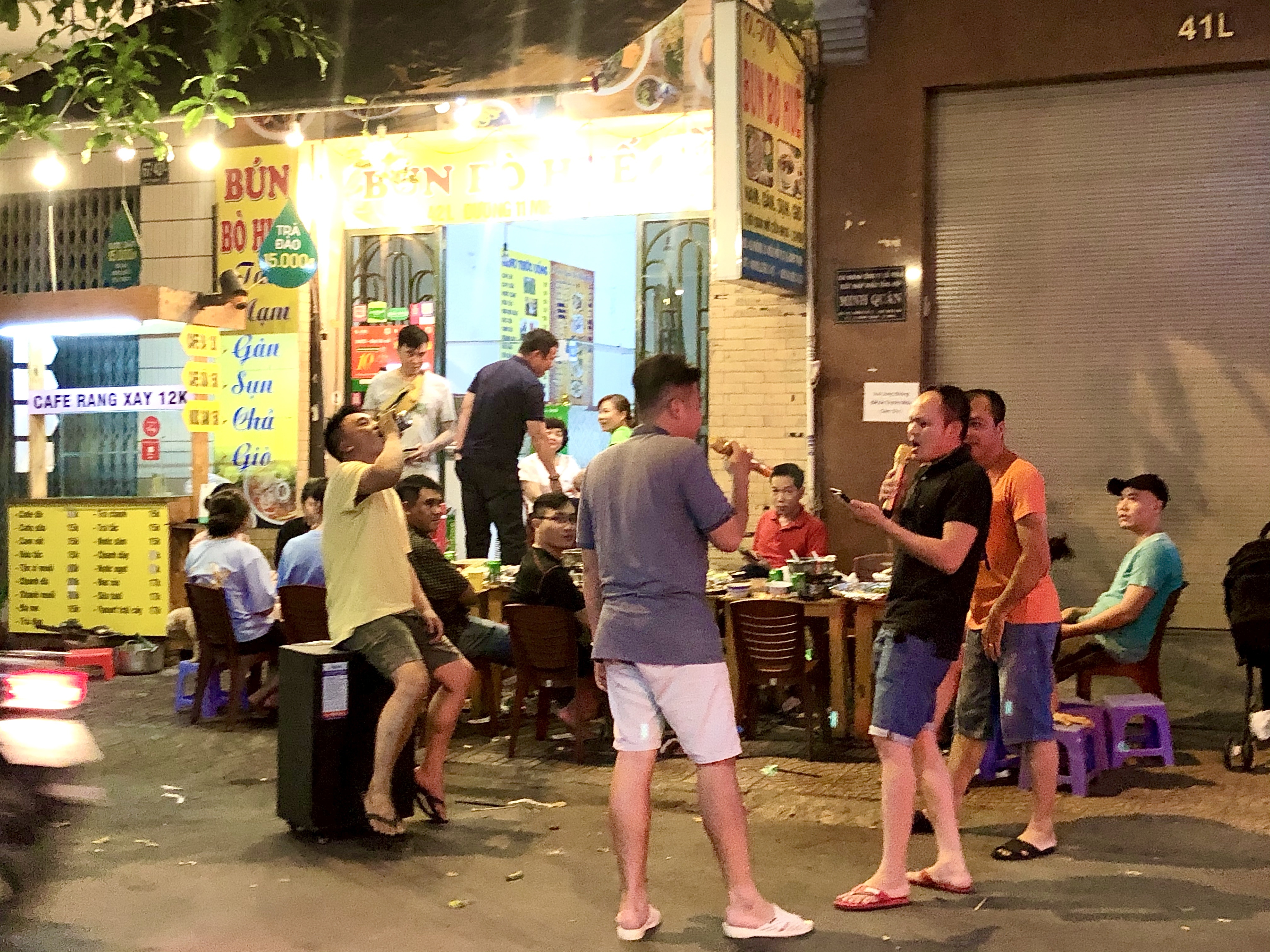 Hat karaoke nhu 'tra tan' hang xom ngay Tet hinh anh