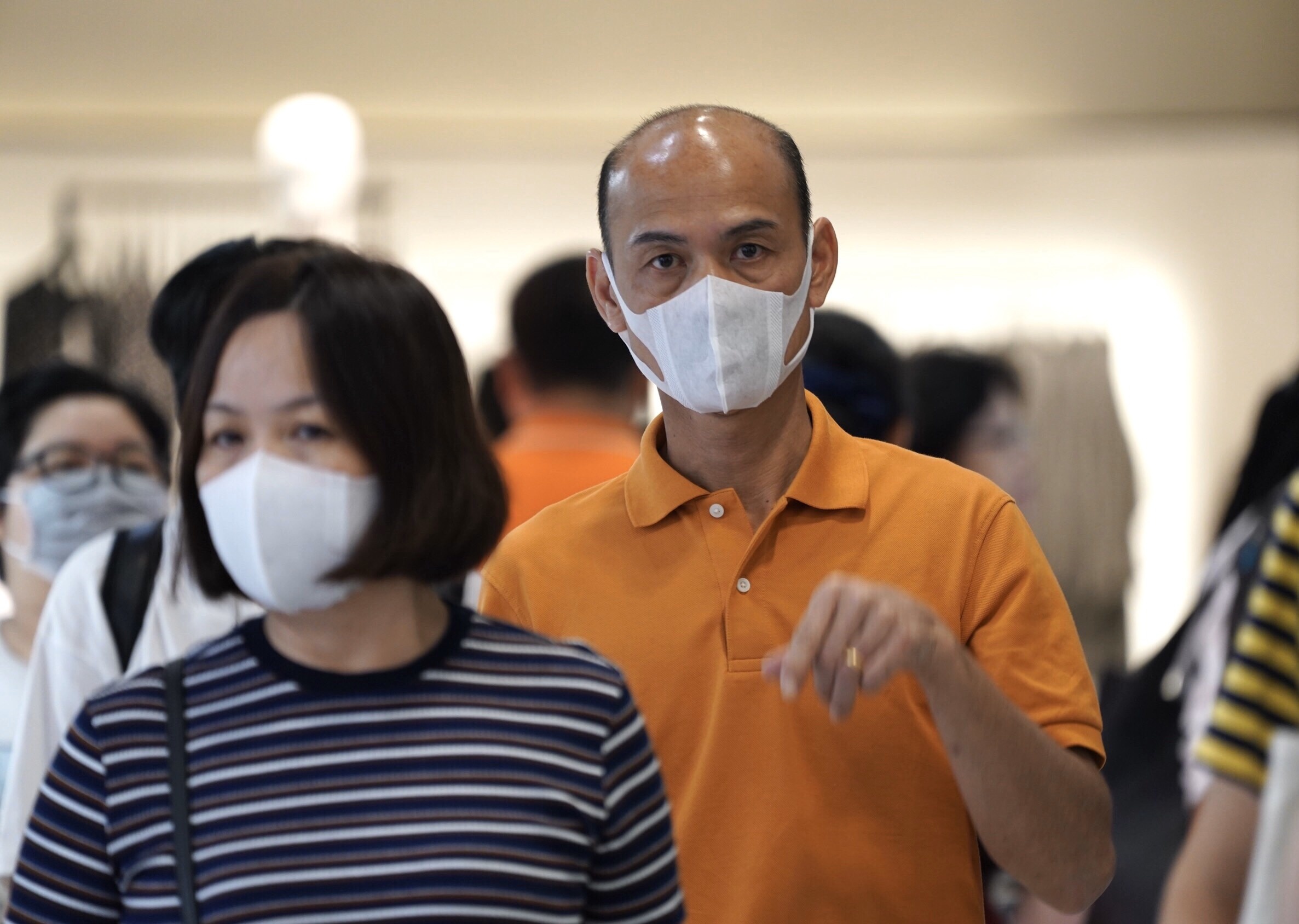 Nguoi dan TP.HCM deo khau trang di choi Tet trong bao virus corona hinh anh