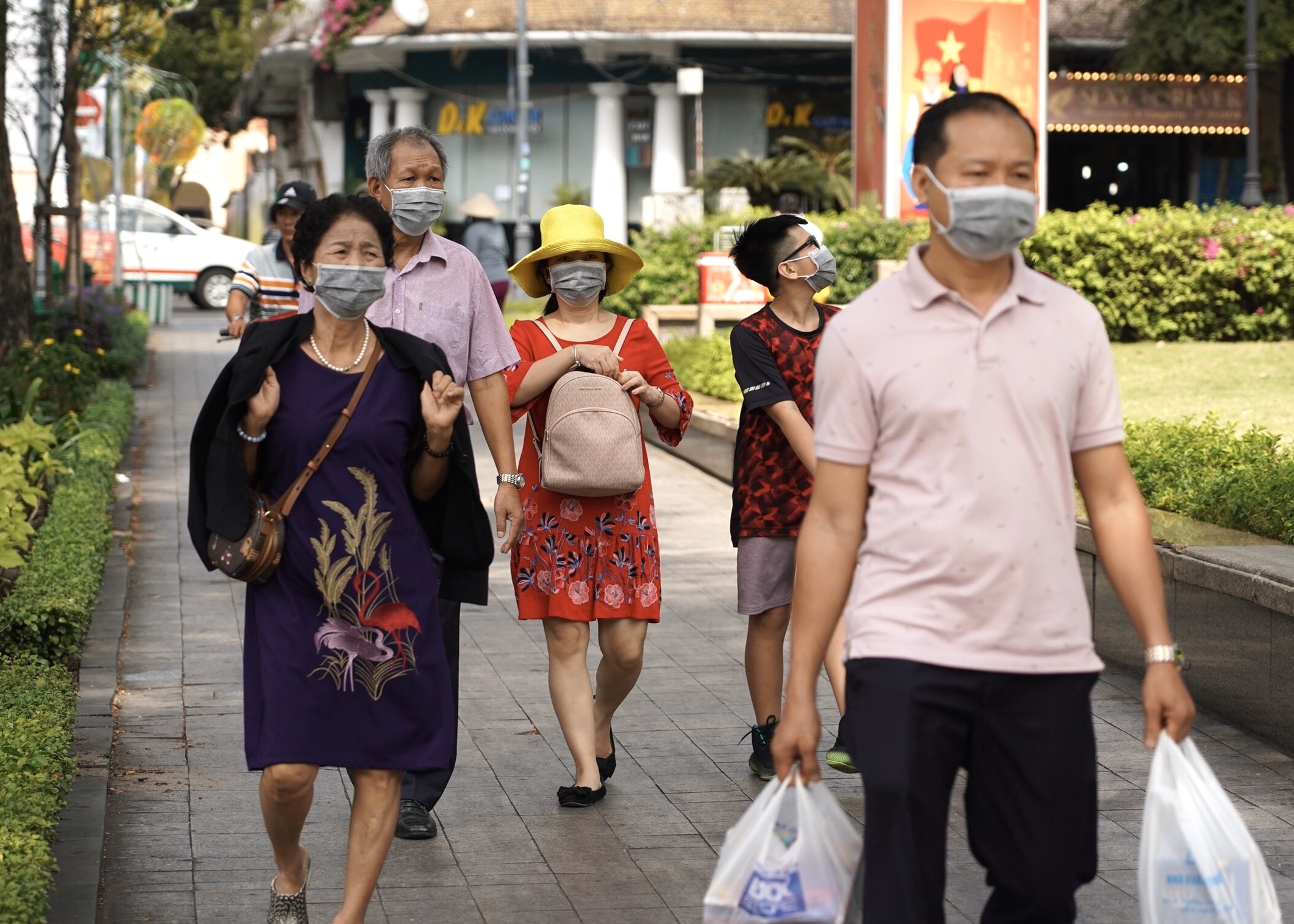 nguoi dan TP.HCM deo khau trang phong virus corona anh 2