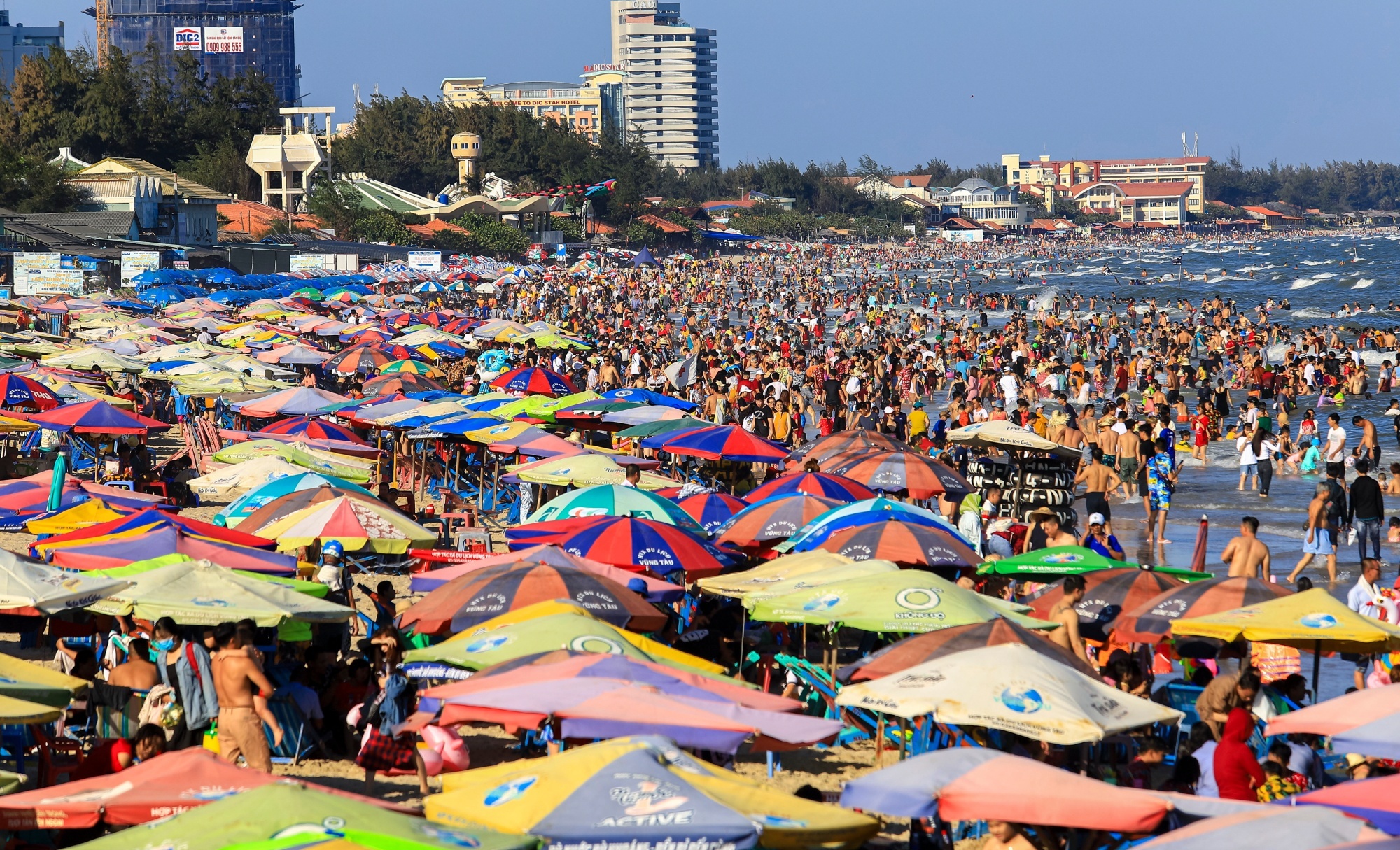 Bien Vung Tau dong nghit khach mung 4 Tet hinh anh