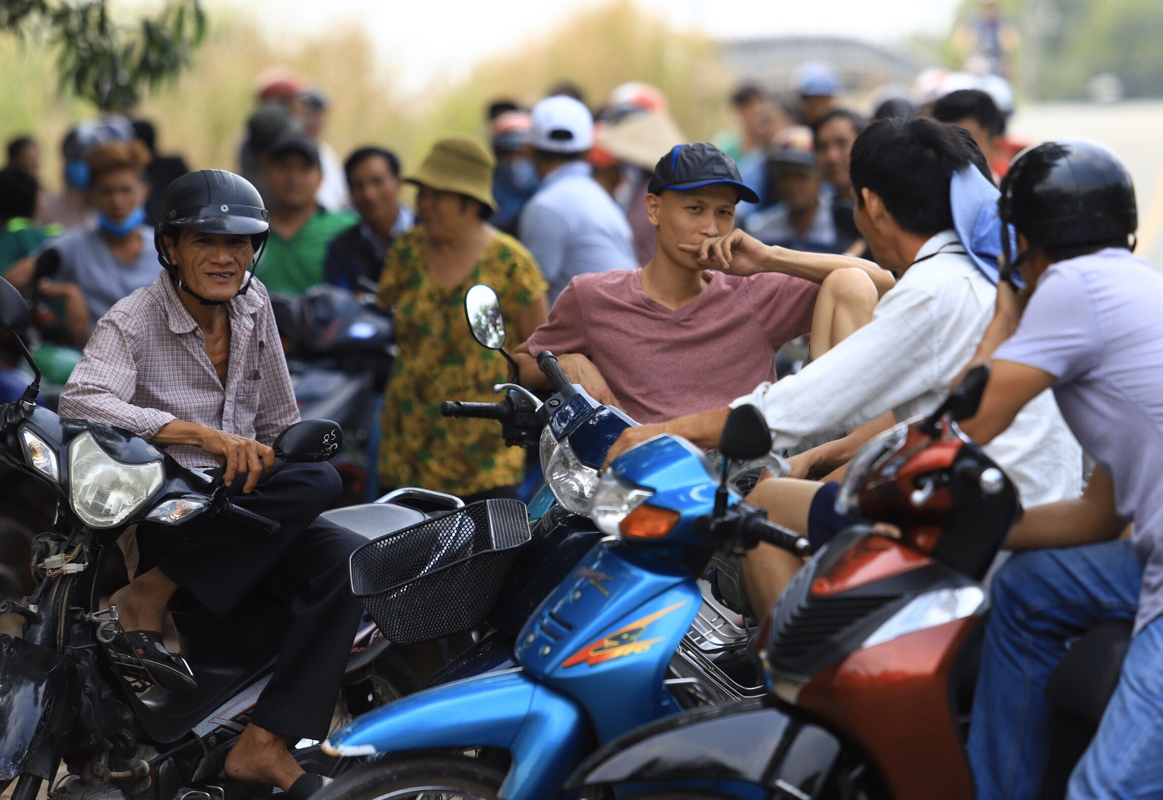 CSCD roi di, nguoi dan ua den noi truy lung nghi can ban chet 5 nguoi hinh anh