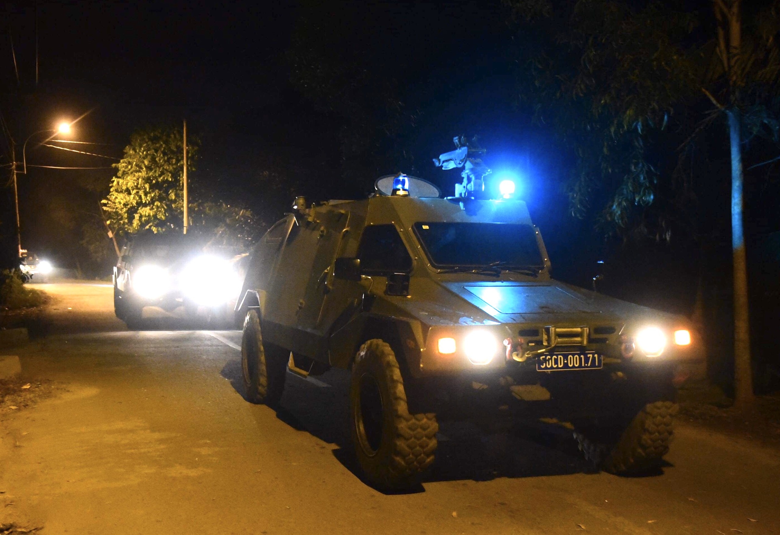 Canh sat dan rut quan khoi noi vay bat nghi can giet 5 nguoi hinh anh