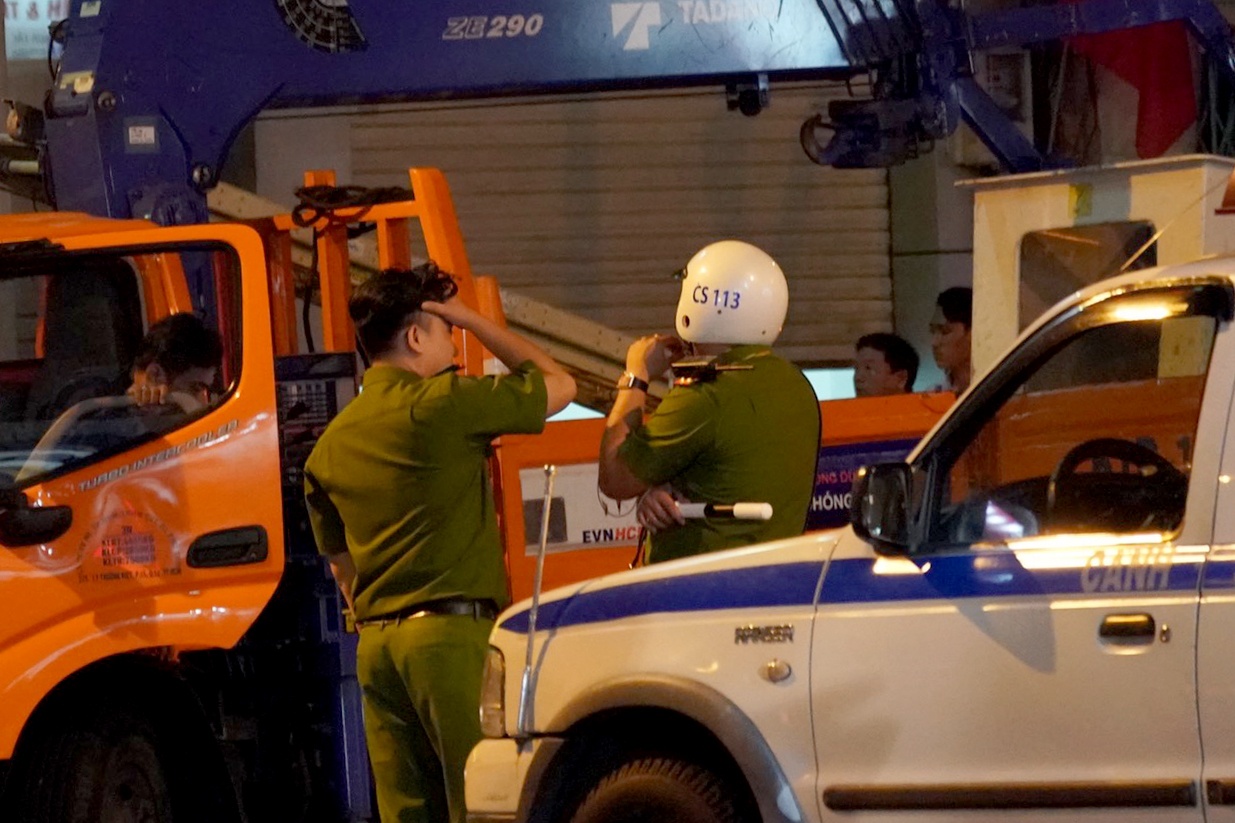 Xuyen dem vay bat thanh nien cam luu dan co thu o TP.HCM hinh anh