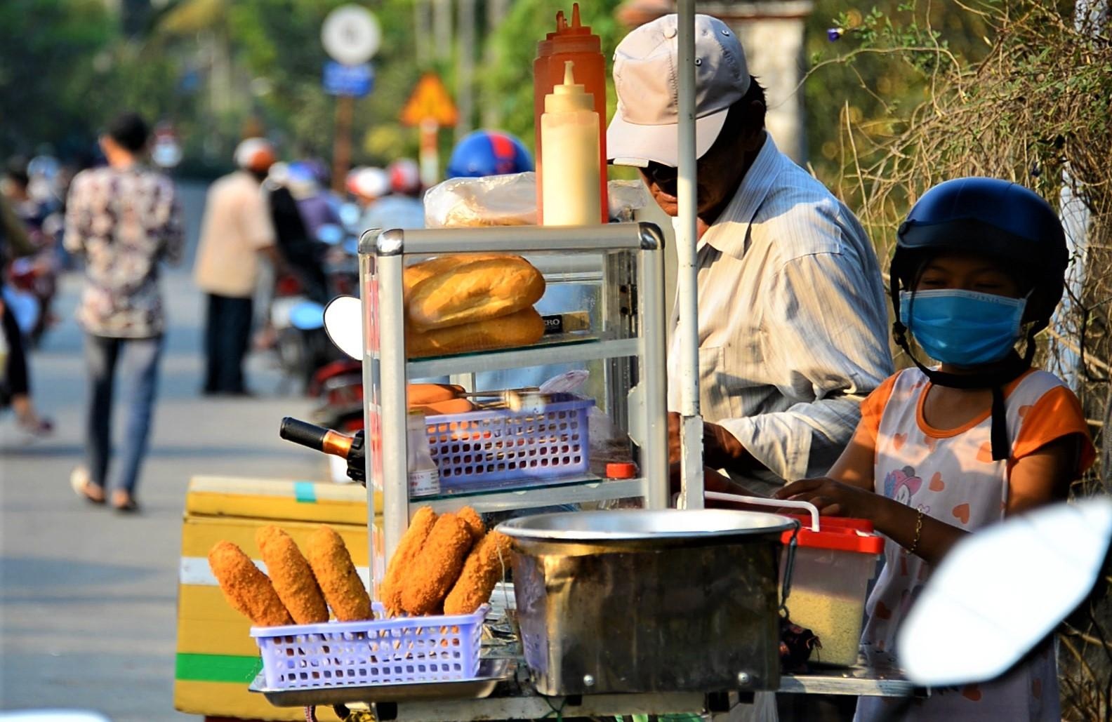 Hang quan mo cua sang dem quanh hien truong vay bat Tuan 'Khi' hinh anh